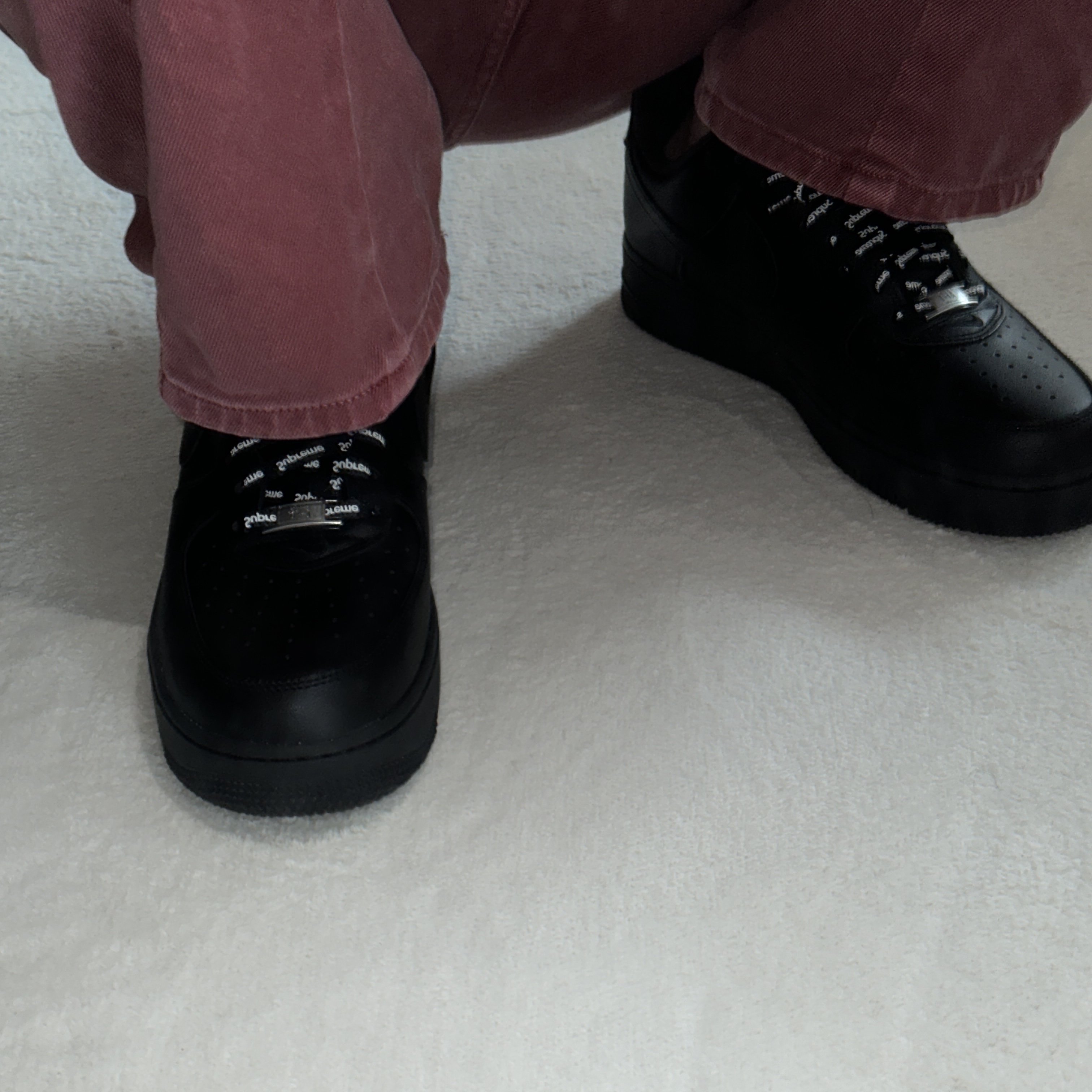 Nike Air Force 1 '07 Low Triple Black, Nike x Supreme Air Force 1 Low Black 착용 스타일 - 2