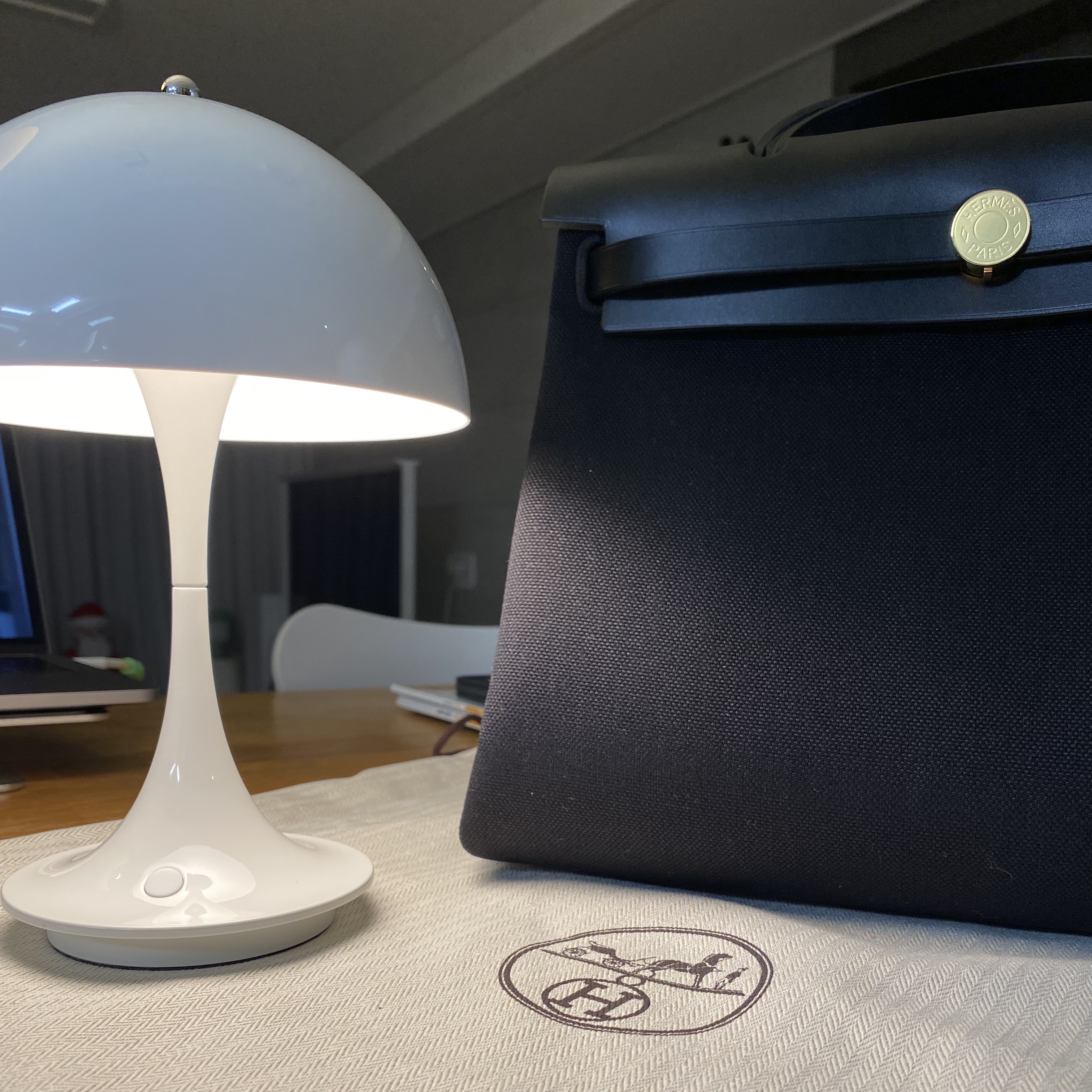 Hermes Herbag Zip 31 Bag Retourne & Gold Noir 착용 스타일 - 1