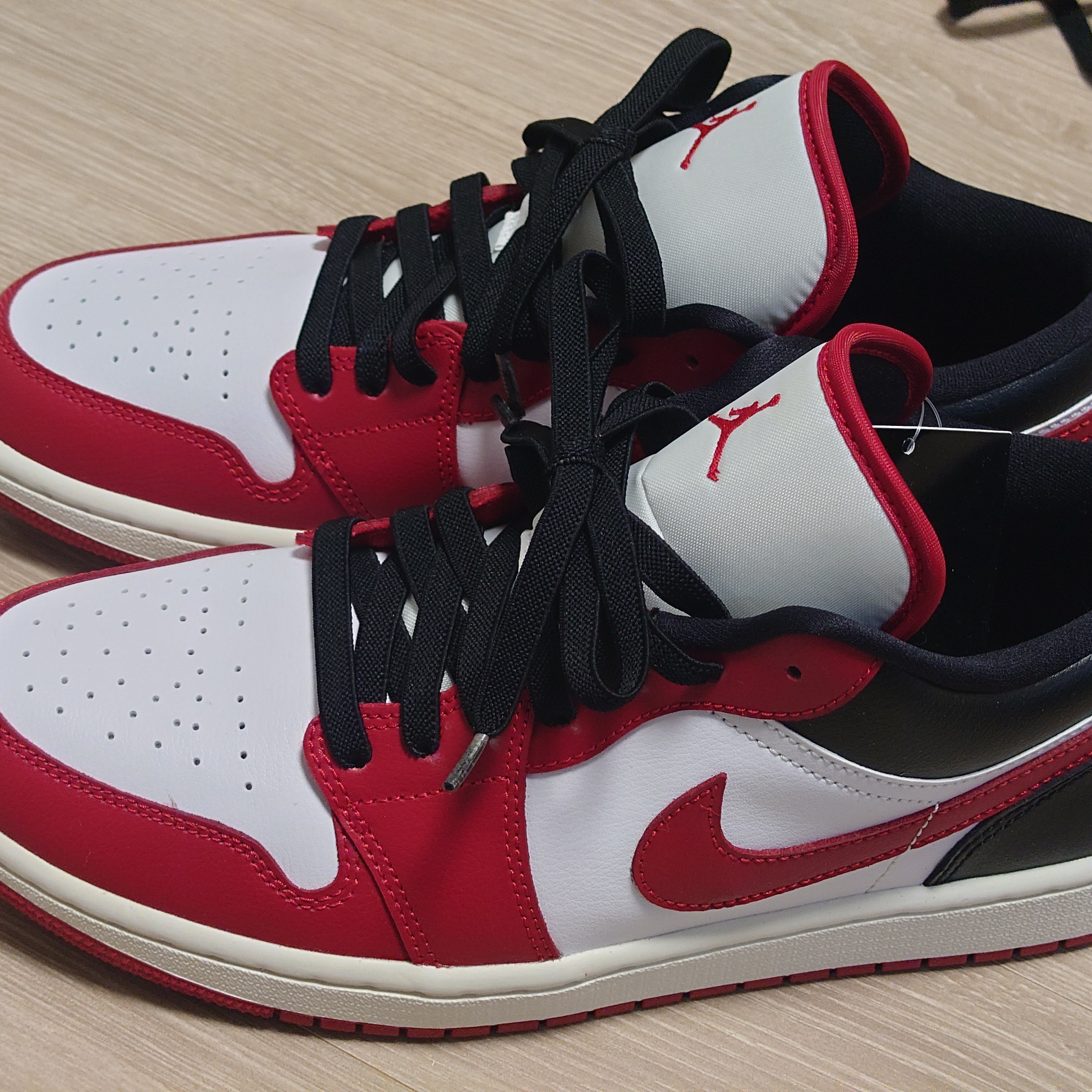 (W) Jordan 1 Low White Gym Red 착용 스타일 - 2