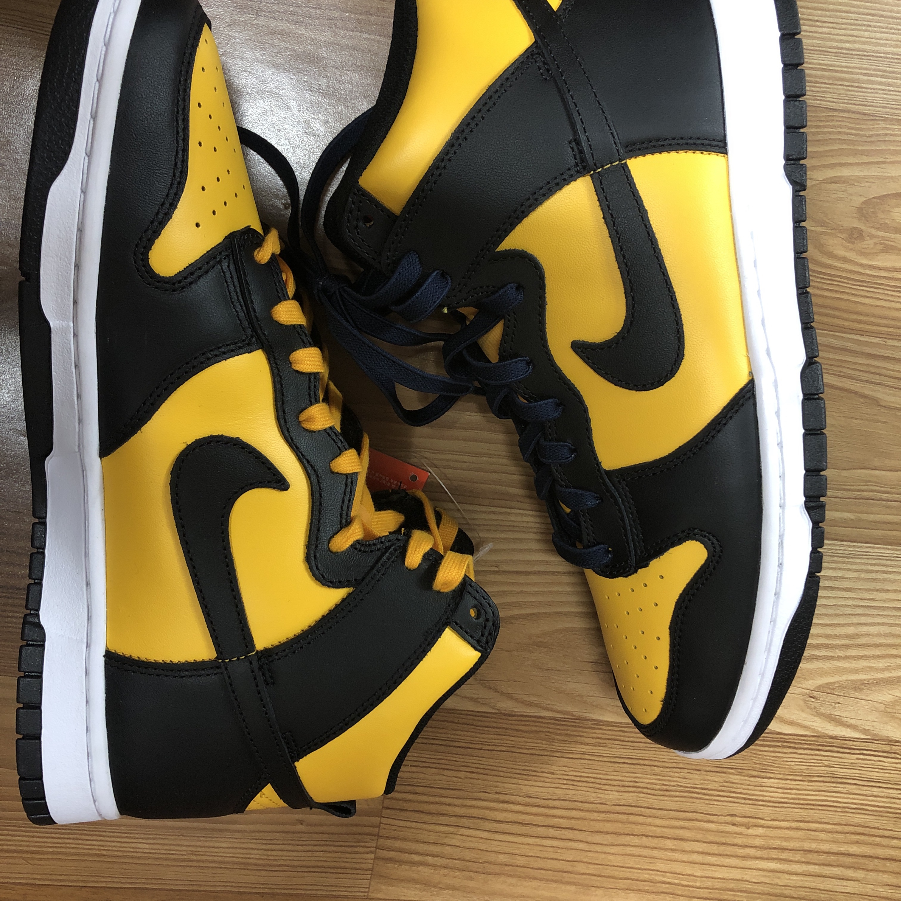 Nike Dunk High Retro University Gold and Black 착용 스타일 - 2