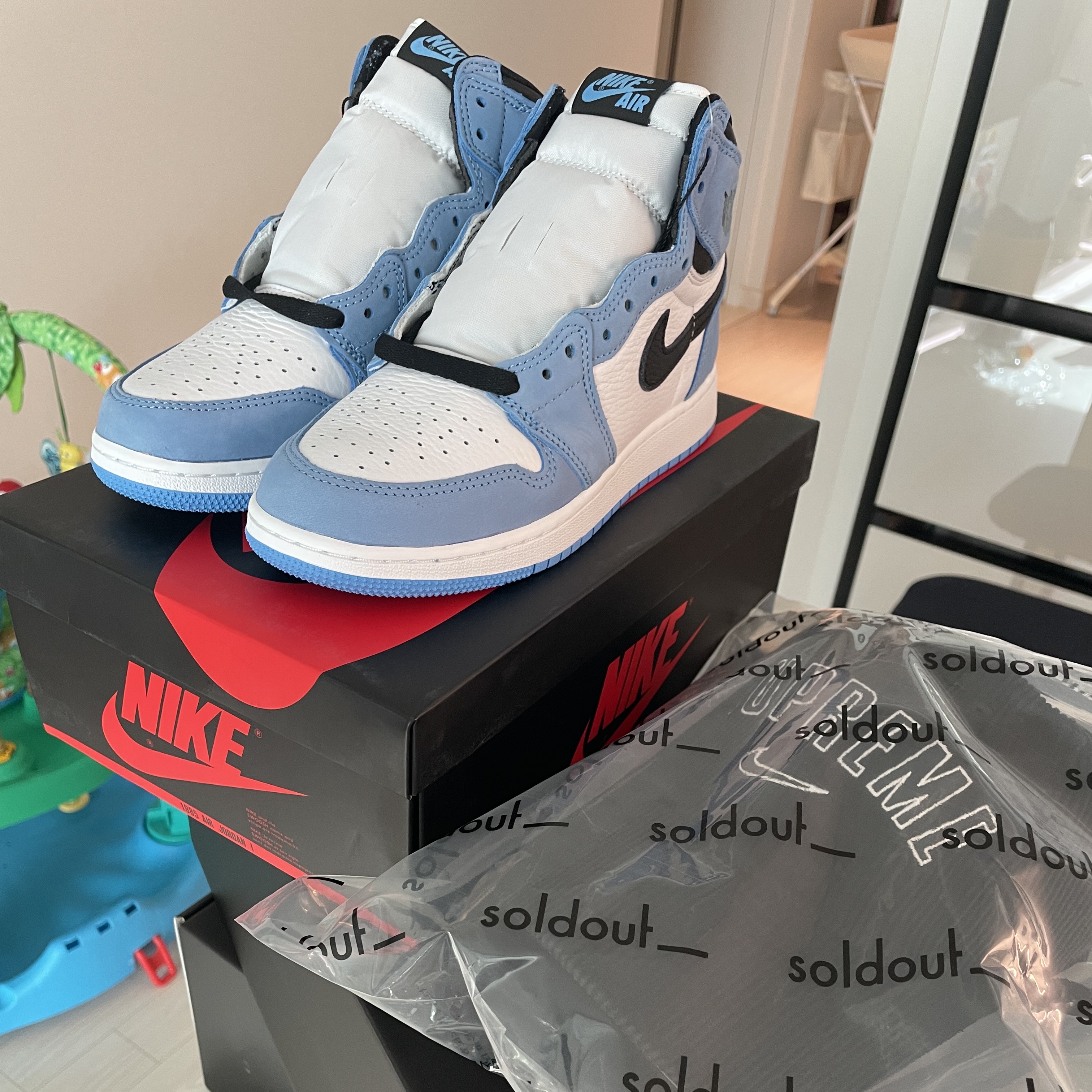 (GS) Jordan 1 Retro High OG University Blue 착용 스타일 - 1
