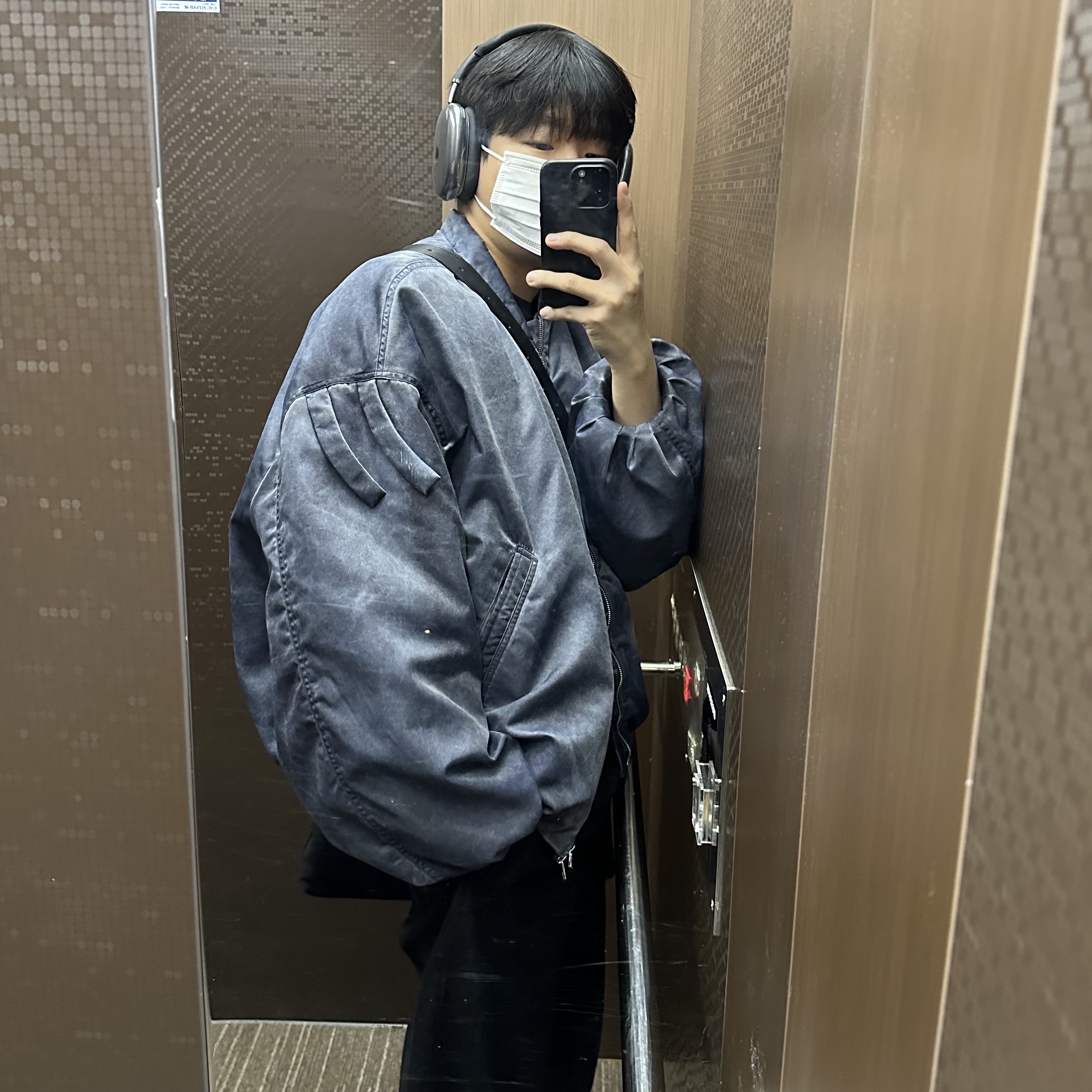 Nonnod x Undermycar Esker Jacket Crown Blue, Apple AirPods Max Lightning Space Gray (Korean Ver.) 착용 스타일 - 1
