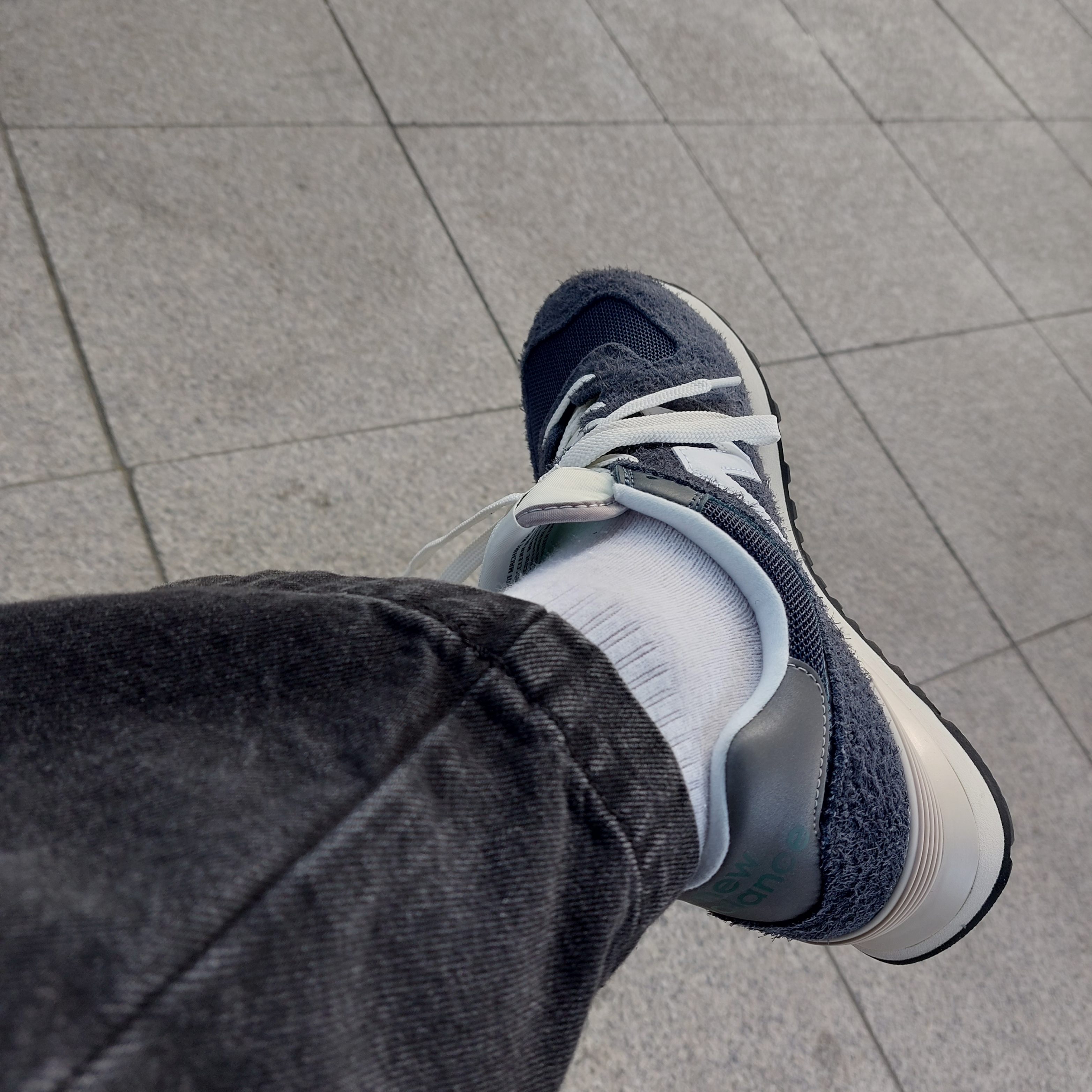 New Balance 574 Heritage Navy 착용 스타일 - 3