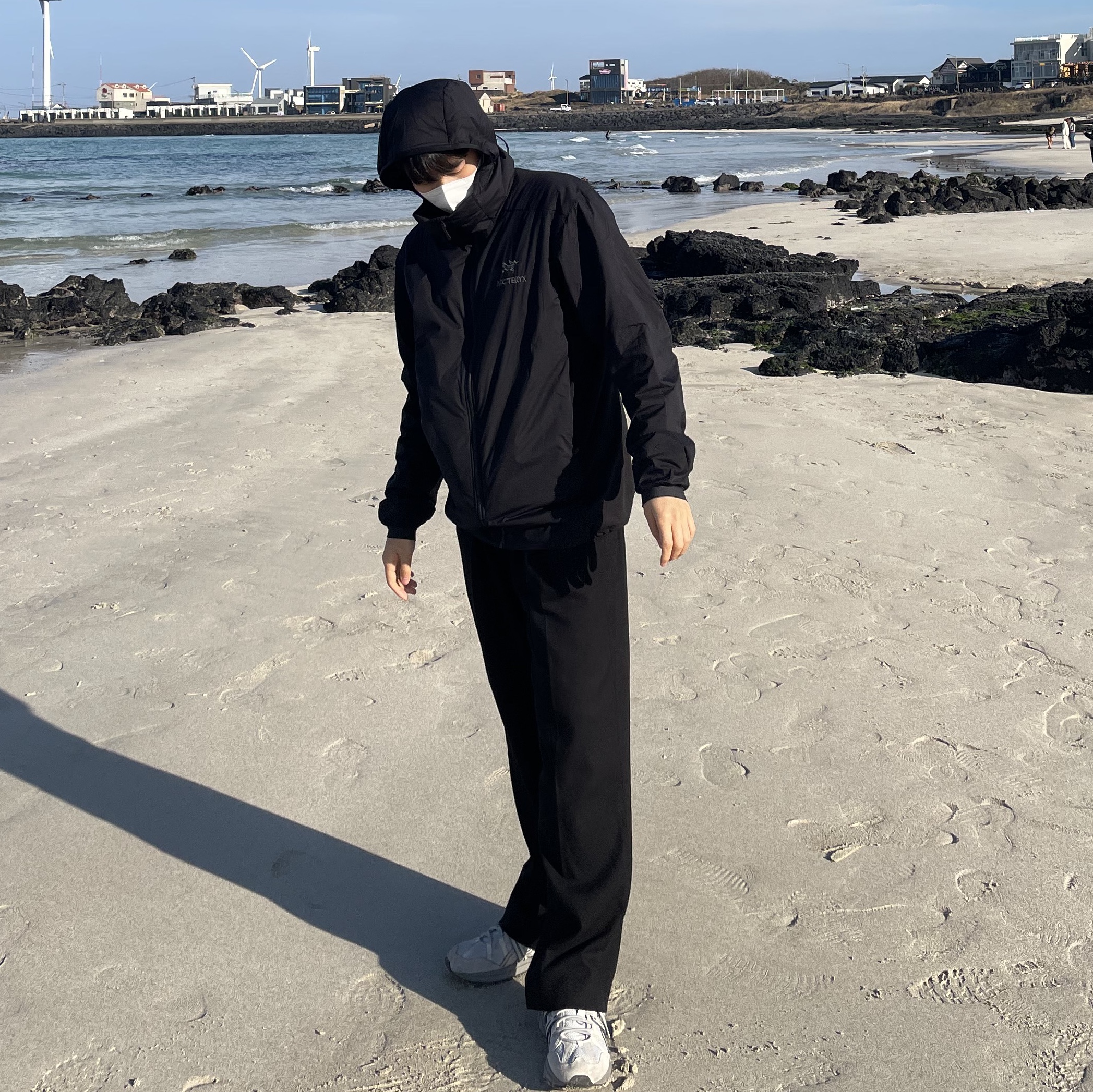 Arc'teryx Atom LT Hoody Black, Asics Gel-Sonoma 15-50 Oyster Grey 착용 스타일