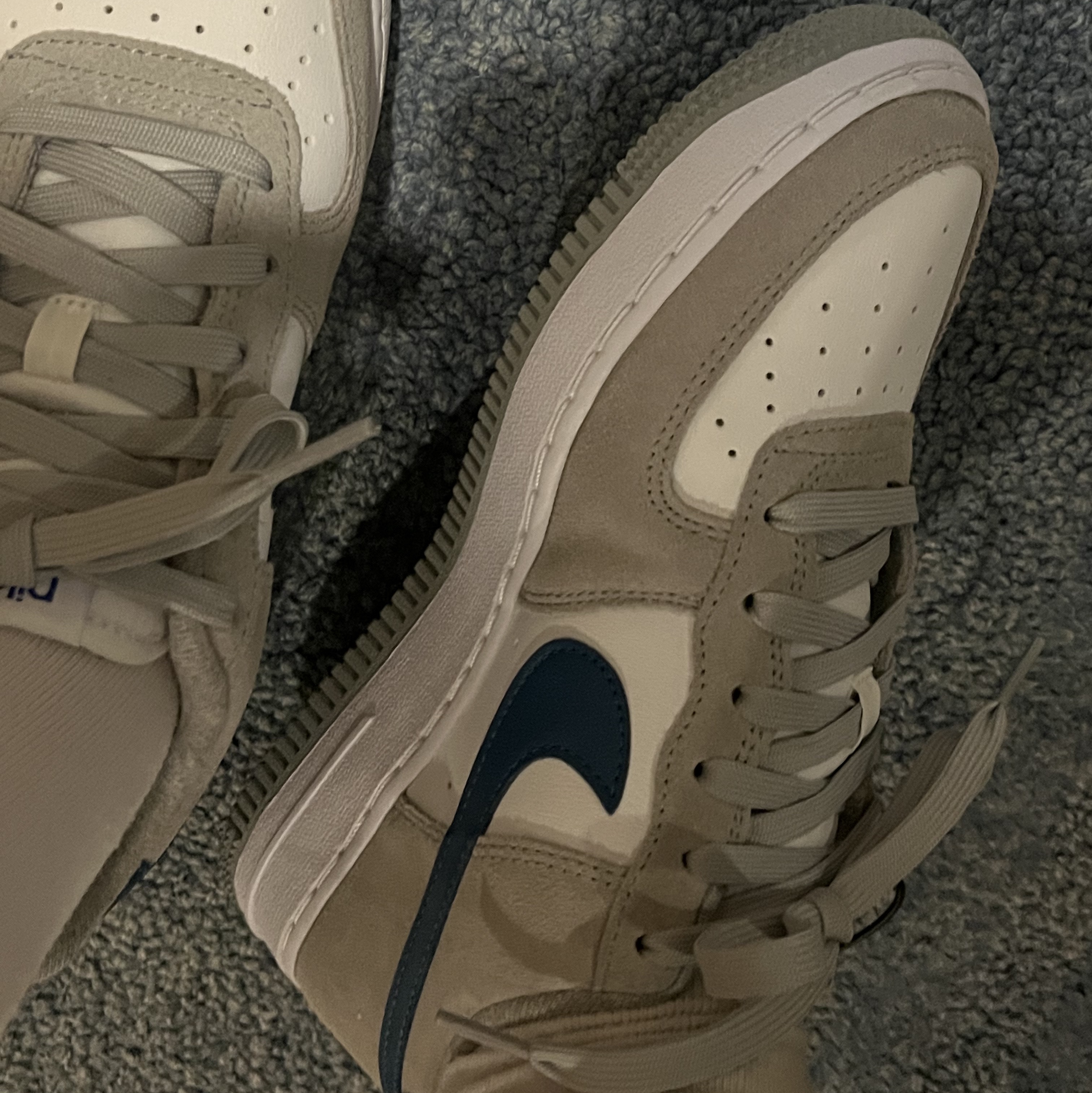 (GS) Nike Air Force 1 LV8 Athletic Club Light Smoke Grey Marina 착용 스타일 - 1