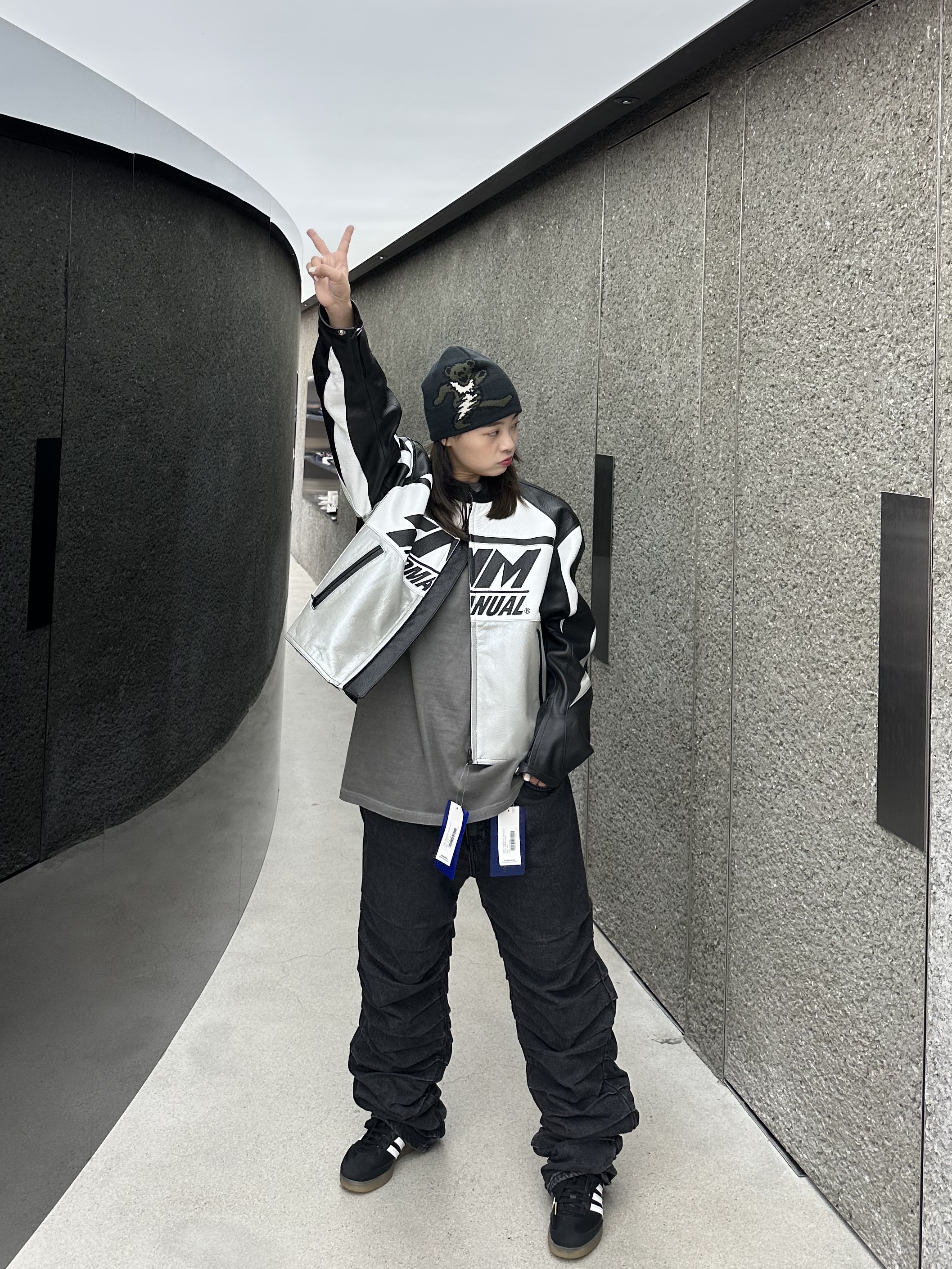 Adidas Velosamba Vegan Cycling Core Black, Thisisneverthat x Grateful Dead Dancing Bear No Cuff Beanie Off Black 착용 스타일 - 4