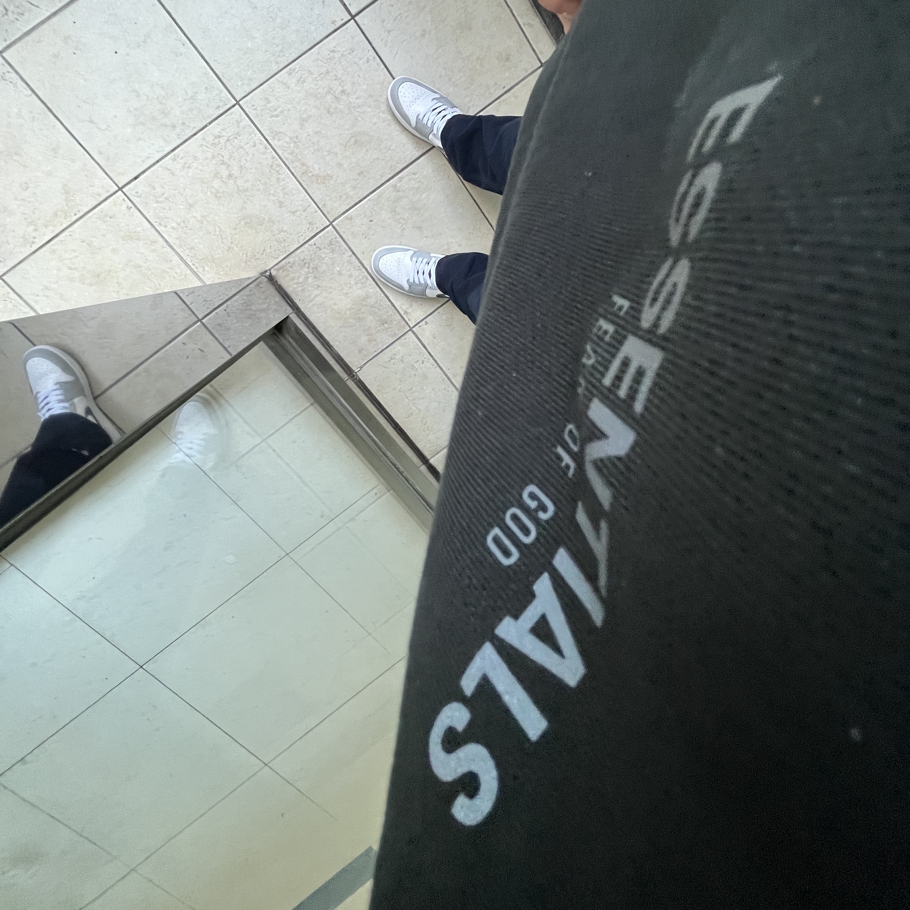 Jordan 1 Mid Light Smoke Grey Anthracite, Essentials Long Sleeve Boxy Polo Black - 20FW 착용 스타일