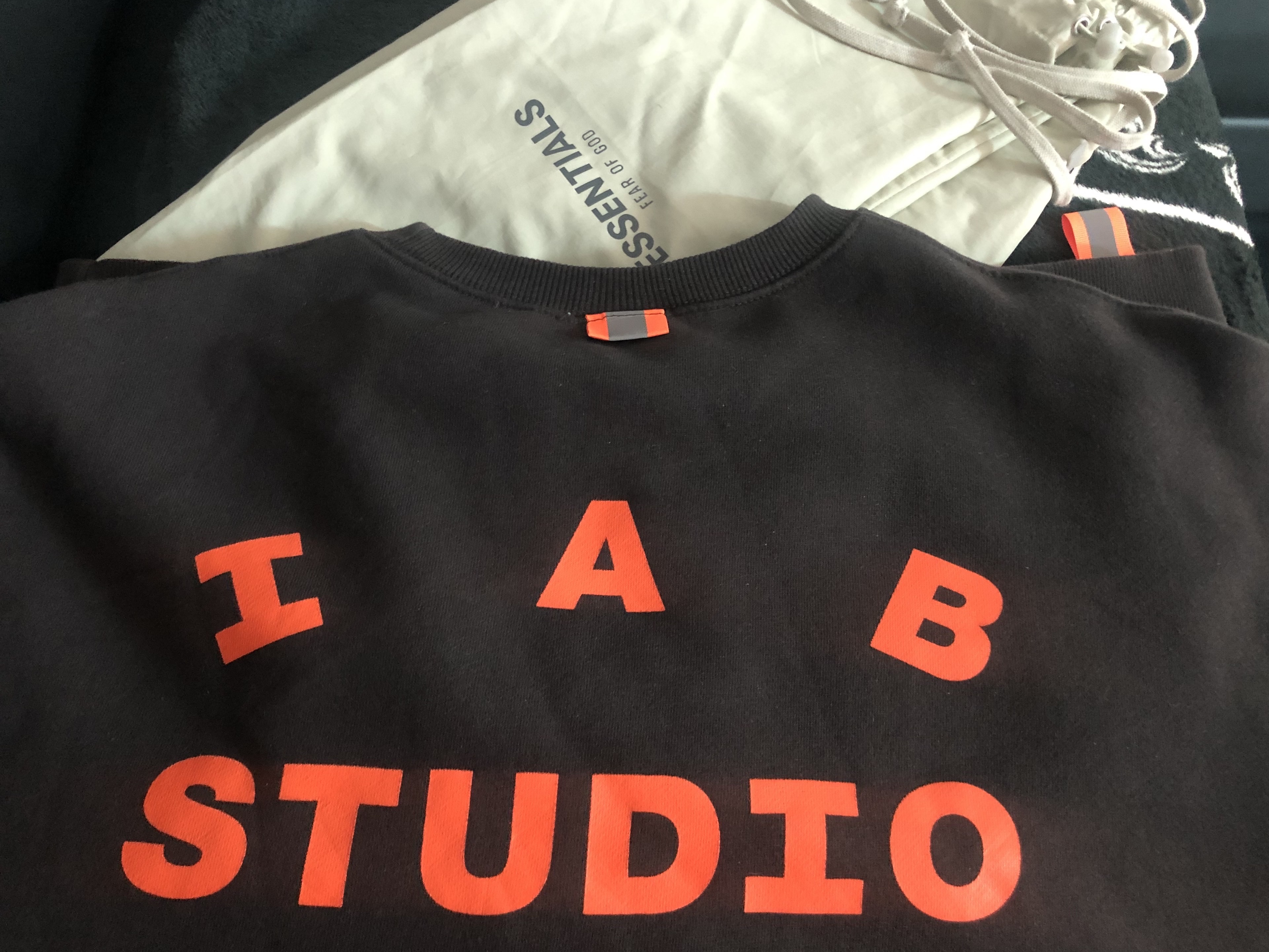 IAB Studio x Doosan Infracore Sweatshirt Charcoal, Essentials Track Pants Alfafa Sage - 20FW 착용 스타일 - 1