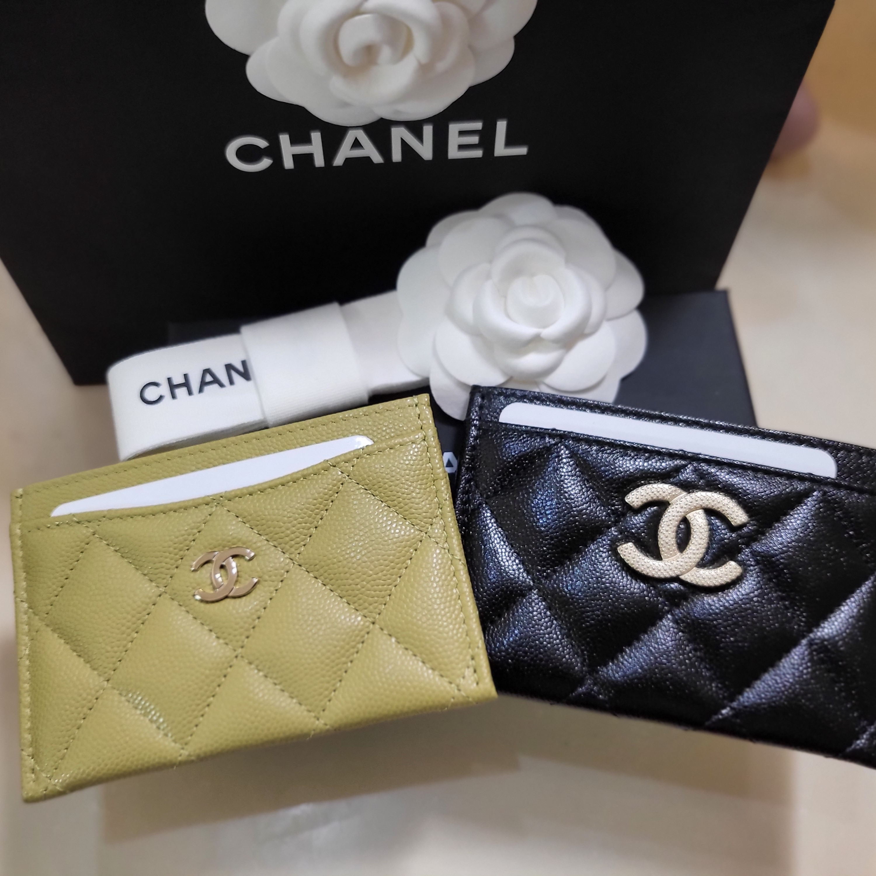 Chanel Card Holder Grained Calfskin & Gold Black 착용 스타일