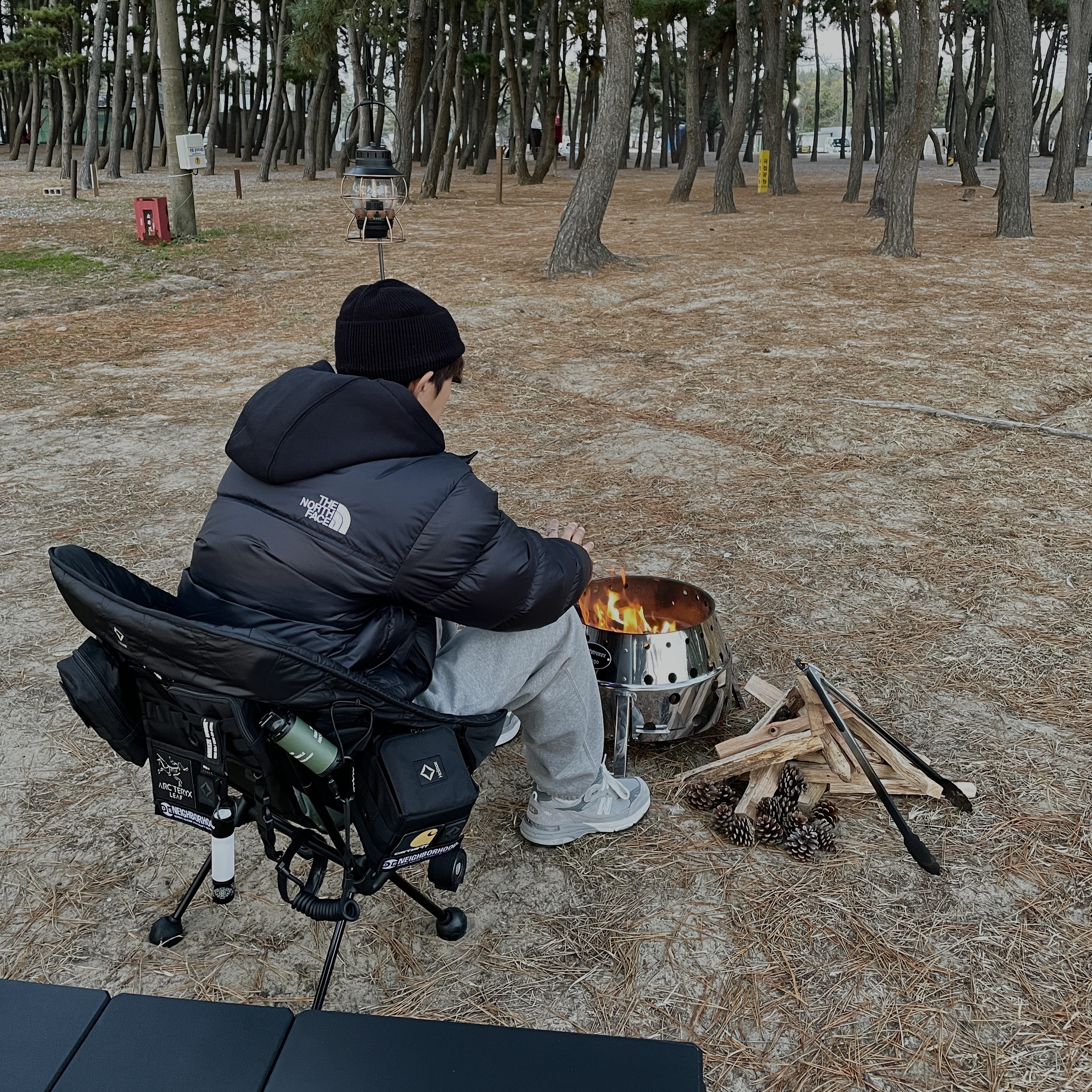 The North Face 1996 Eco Nuptse Jacket Black, Nike x Stussy NRG RA Fleece Pants Dark Grey Heather (DJ9490-063) 착용 스타일