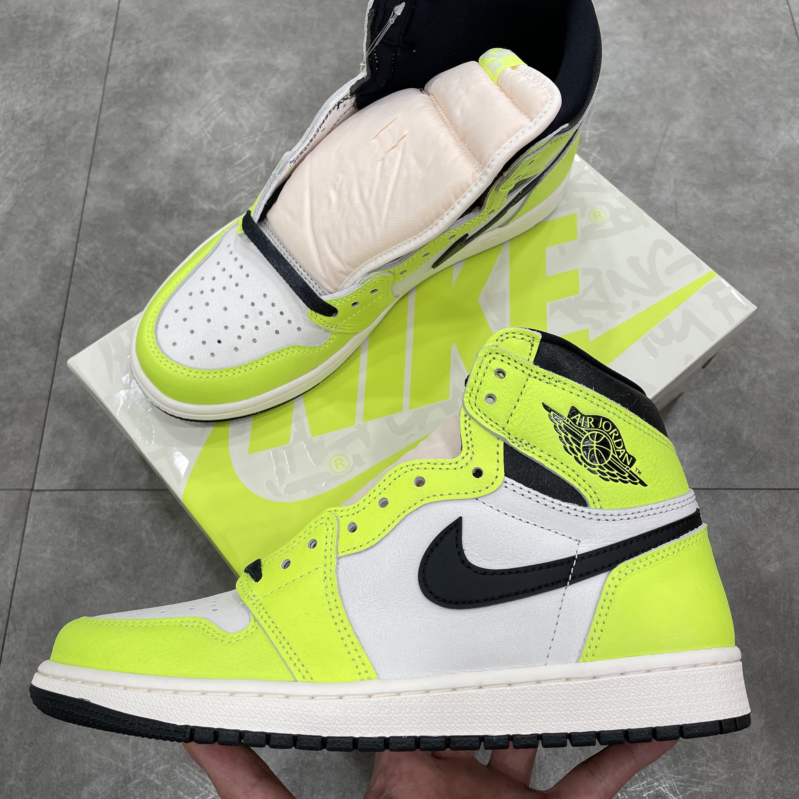 Jordan 1 Retro High OG Volt 착용 스타일