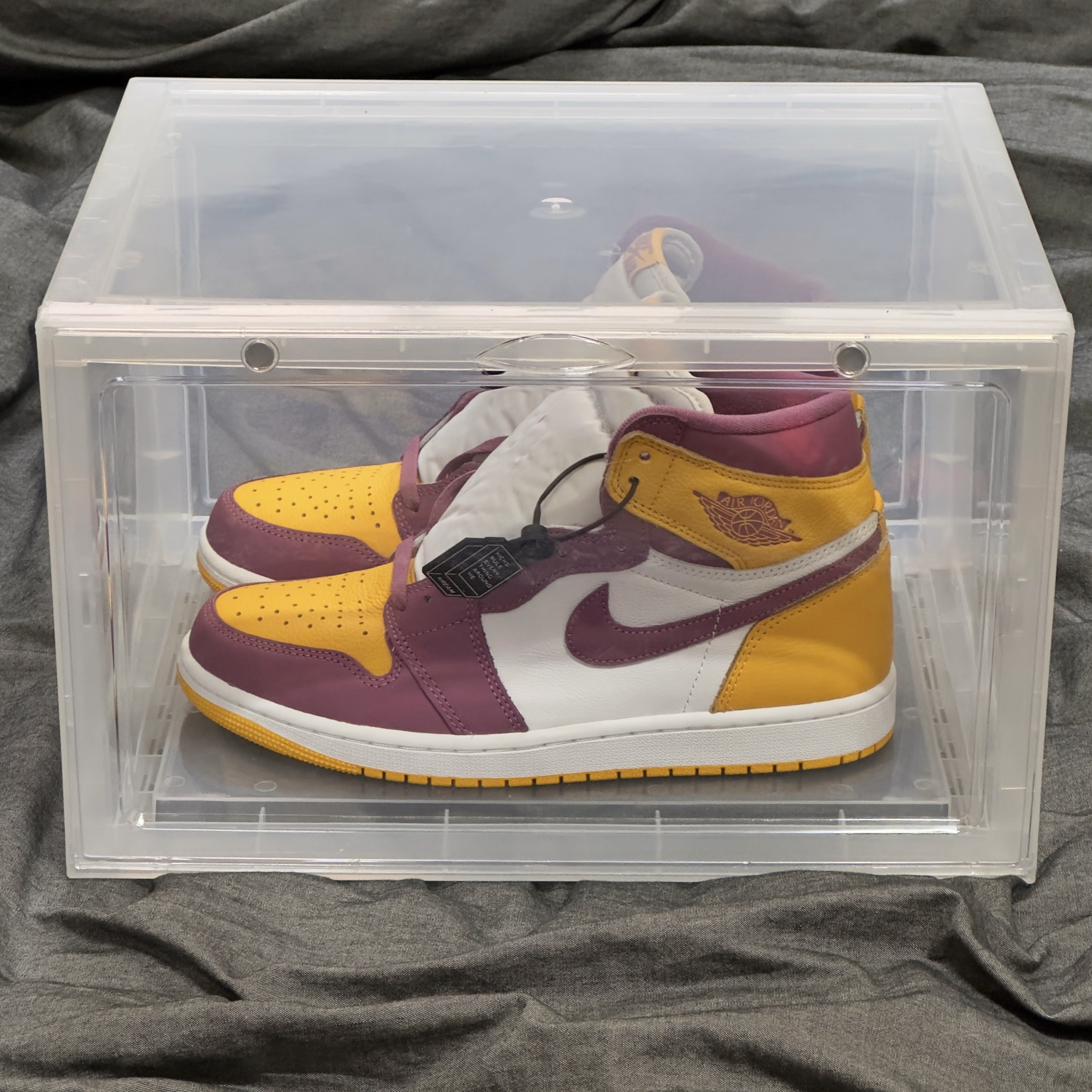 Jordan 1 Retro High OG University Gold Light Bordeaux 착용 스타일 - 1