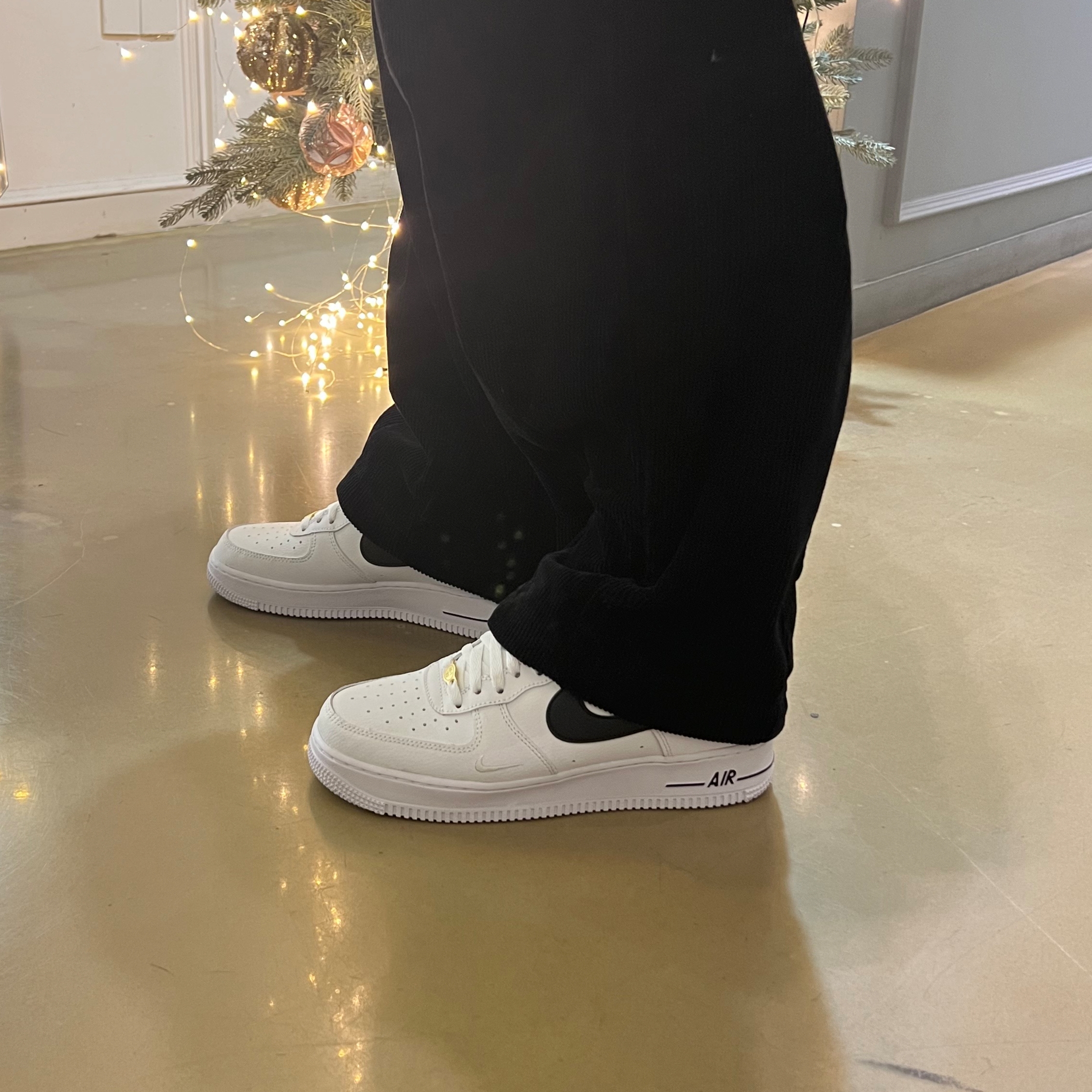 Nike Air Force 1 '07 LV8 40th Anniversary Join Forces White Black 착용 스타일 - 1