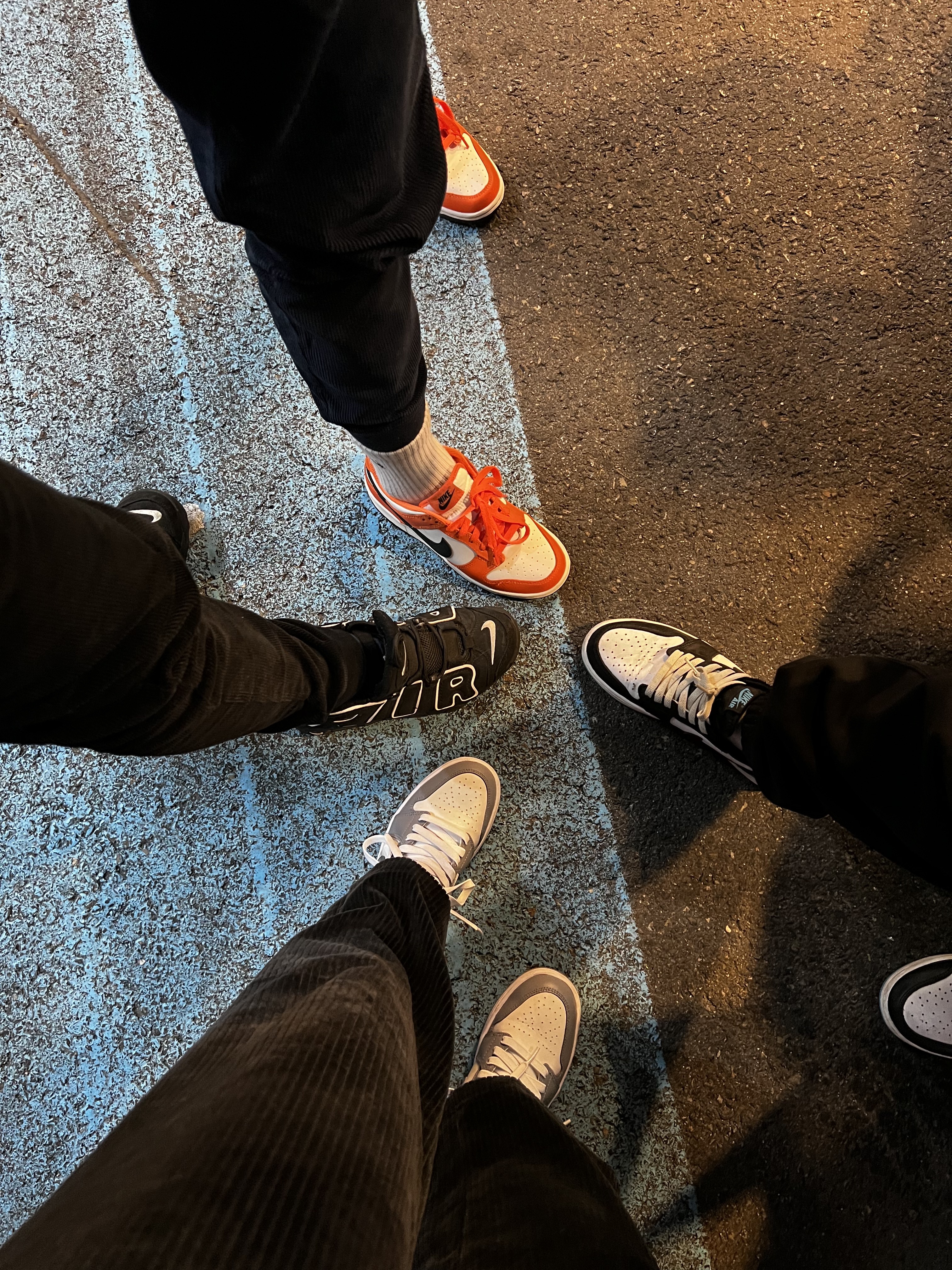 (GS) Nike Dunk Low Safety Orange, Nike Air More Uptempo Black White 2020 착용 스타일