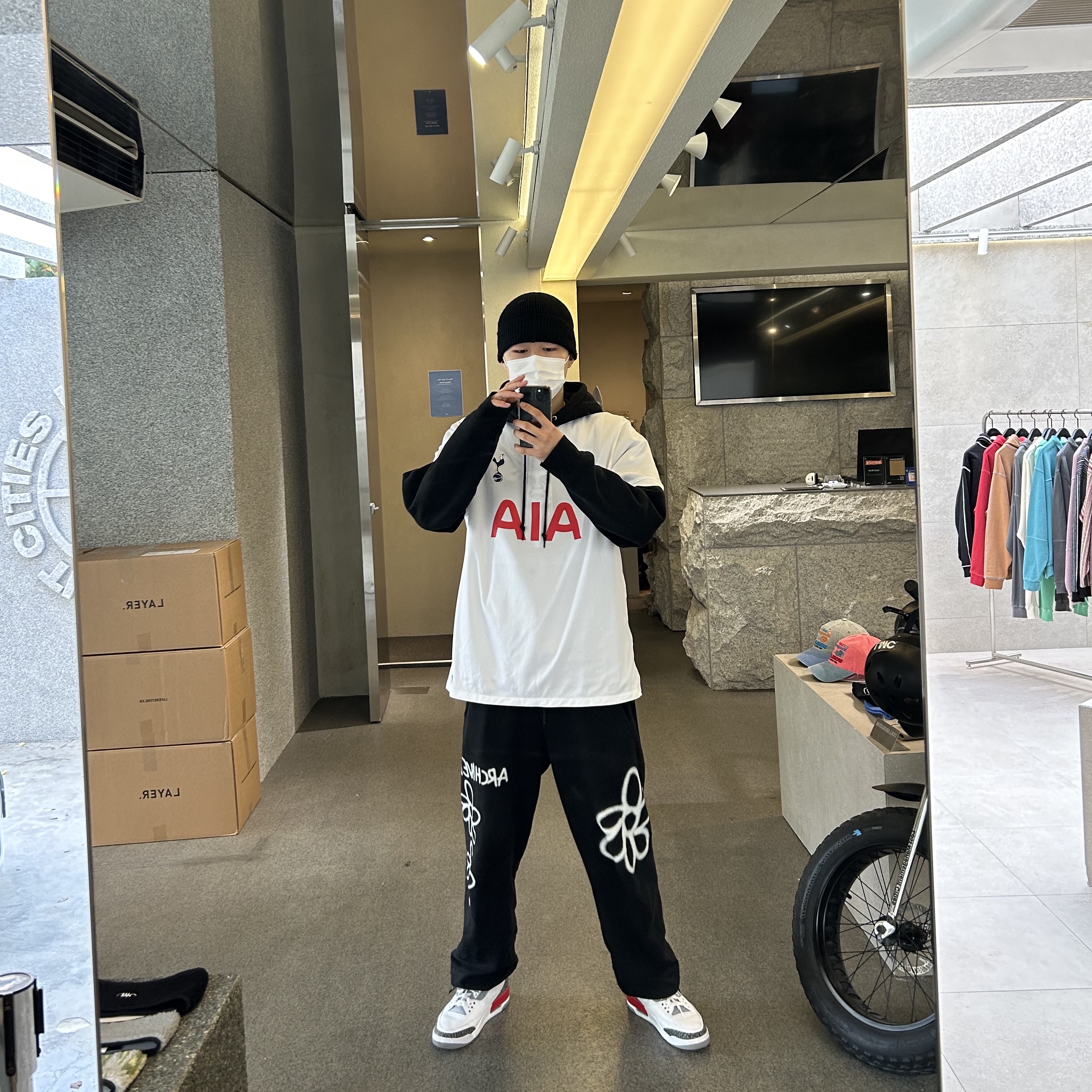 Jordan 3 Retro Fire Red 2022, Nike Tottenham Hotspur 2022/23 Dri-Fit Stadium Home Jersey White (Non Marking Ver.) 착용 스타일 - 1