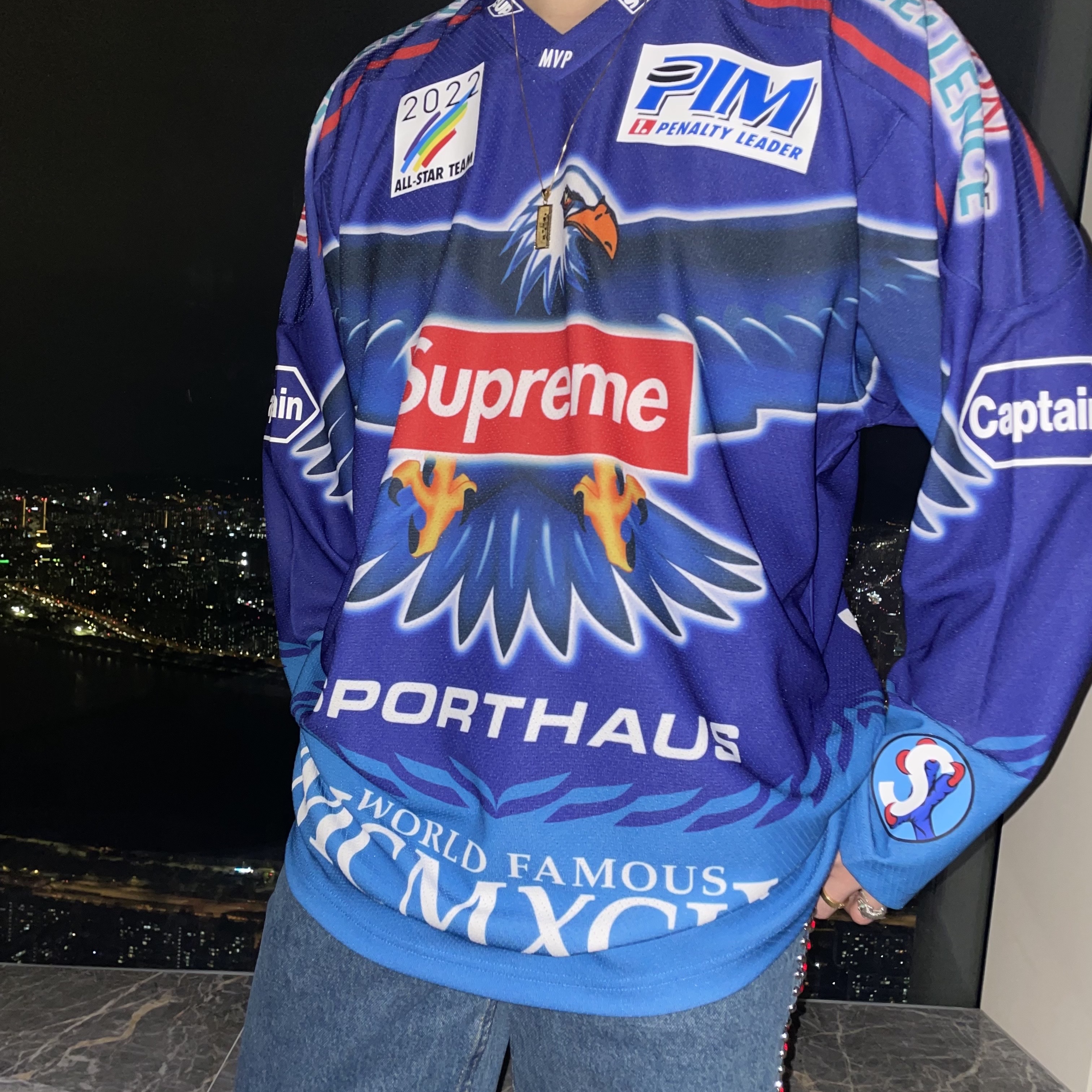 Supreme Eagle Hockey Jersey Royal - 22SS, Supreme Hanes Boxer Briefs White (4 Pack) 착용 스타일 - 1