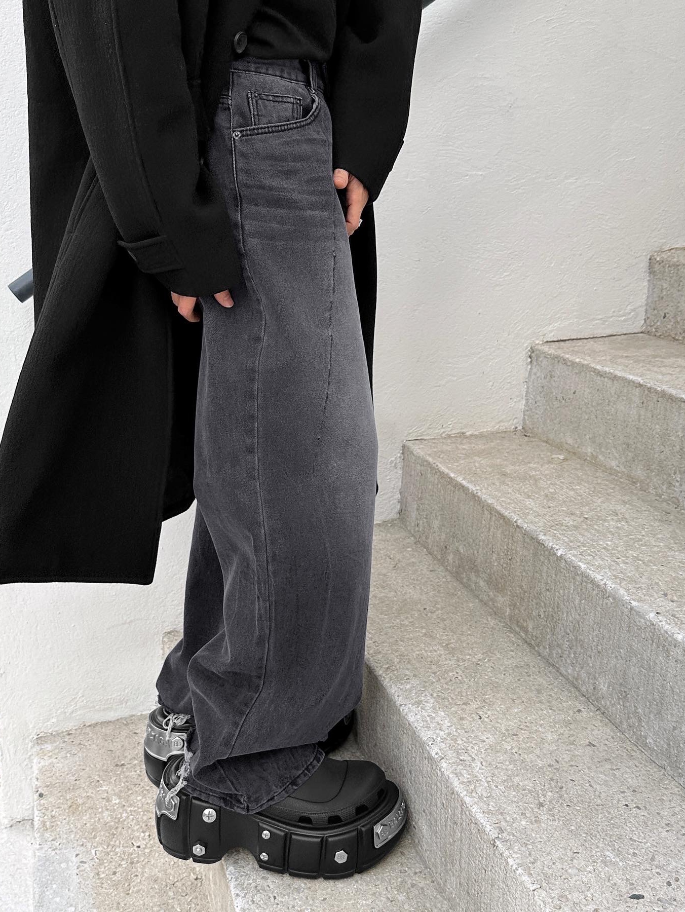 Balenciaga x Crocs Hardcrocs Slide Black 착용 스타일 - 4