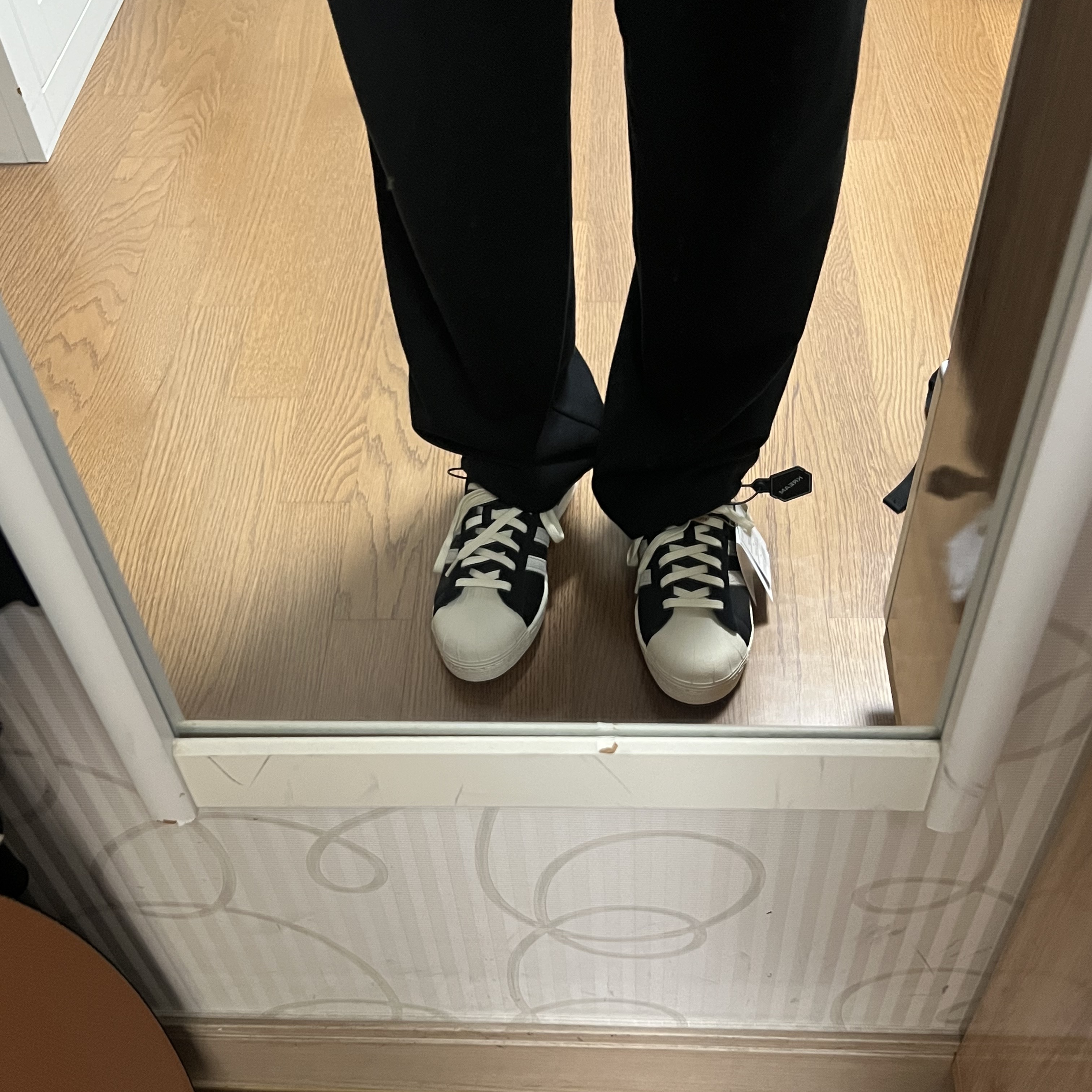 Adidas Superstar 82 Black White 착용 스타일