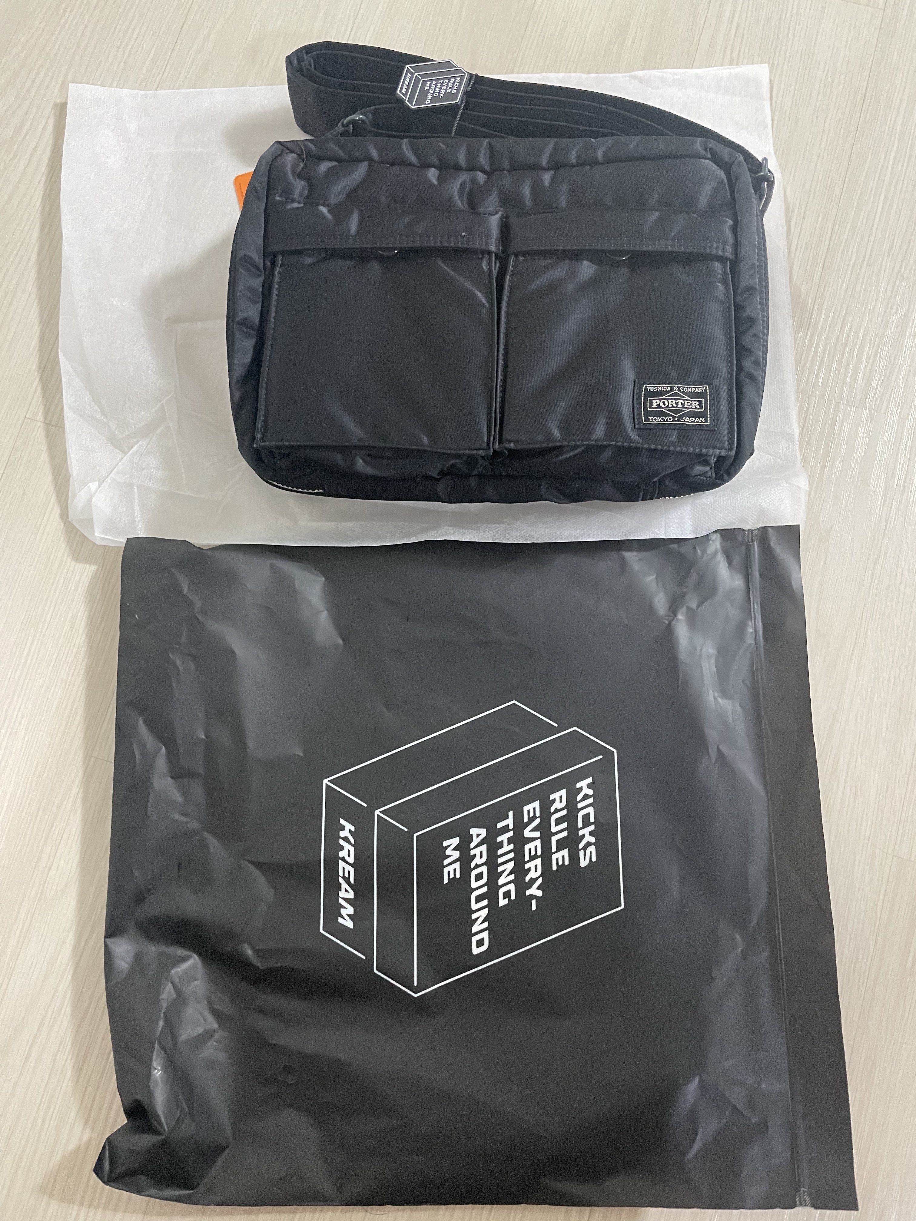 Porter Tanker Shoulder Bag S Black 착용 스타일