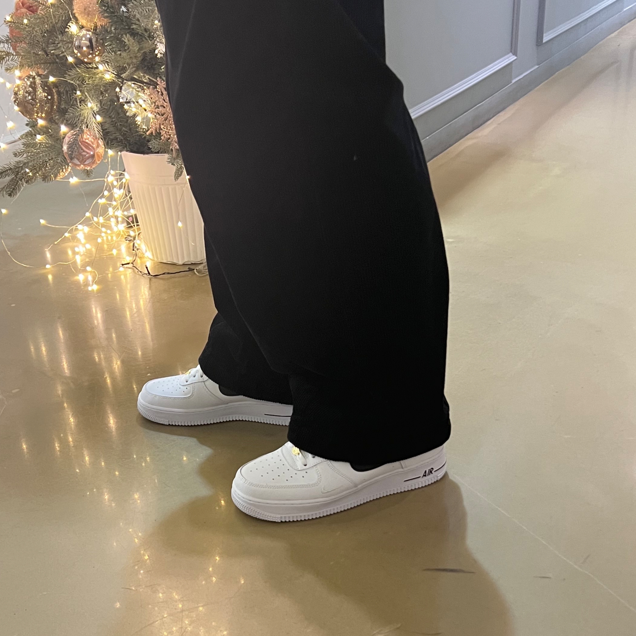 Nike Air Force 1 '07 LV8 40th Anniversary Join Forces White Black 착용 스타일 - 2