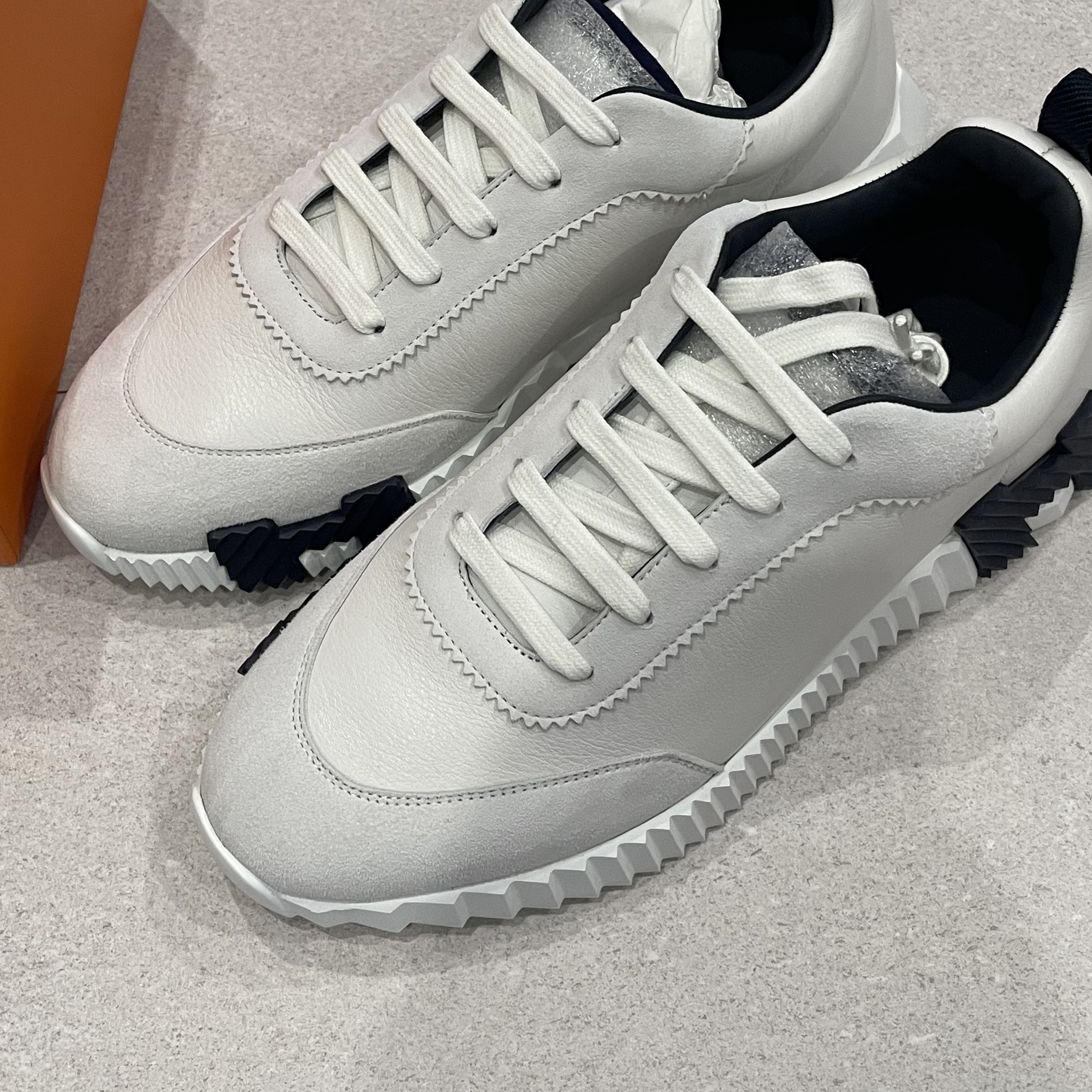 Hermes Bouncing Sneakers Calfskin Suede Goatskin & Blanc 착용 스타일