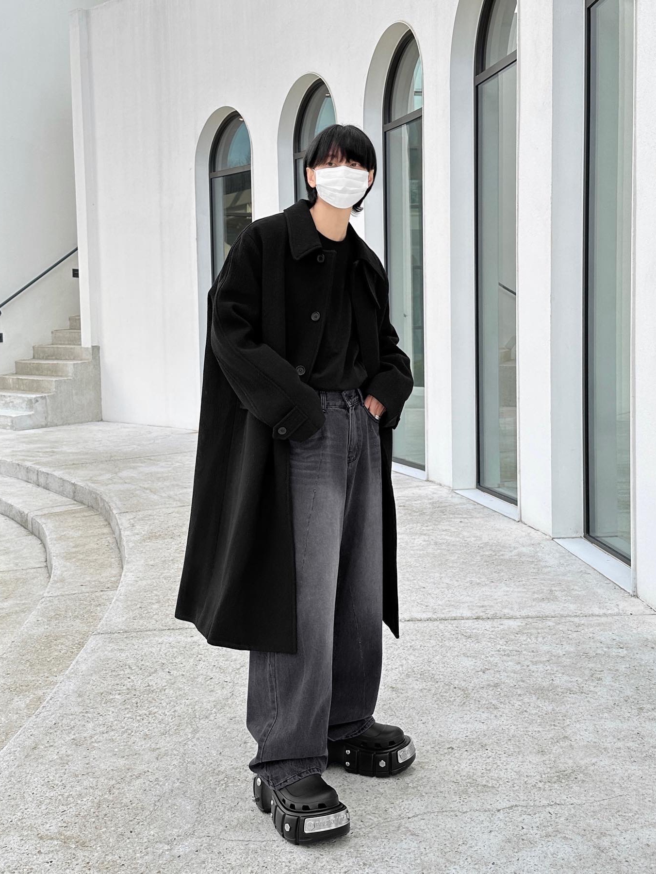 Balenciaga x Crocs Hardcrocs Slide Black 착용 스타일 - 1