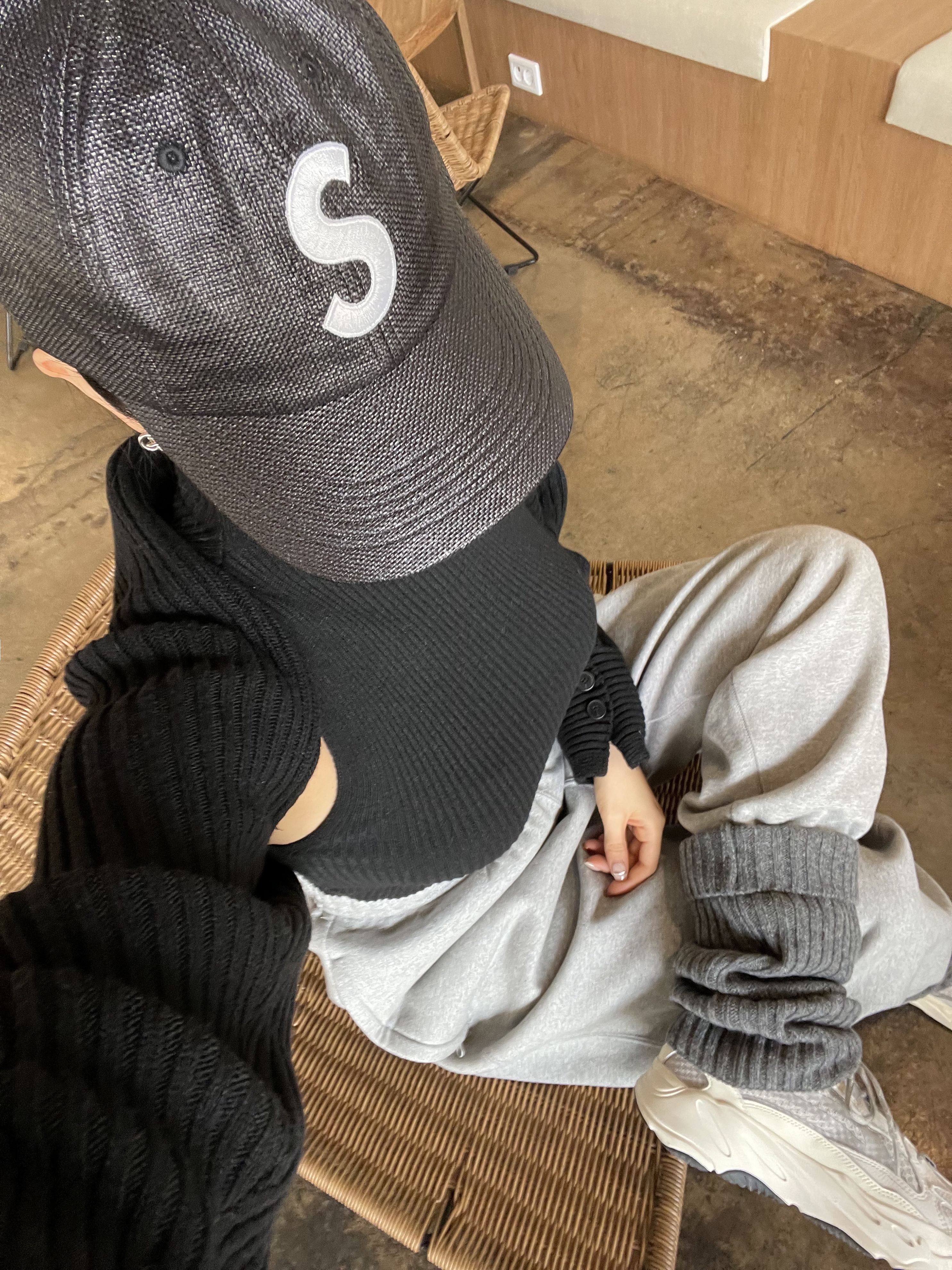 Adidas Yeezy Boost 700 V2 Static 2022, Nike x Stussy NRG RA Fleece Pants Dark Grey Heather (DJ9490-063) 착용 스타일 - 4