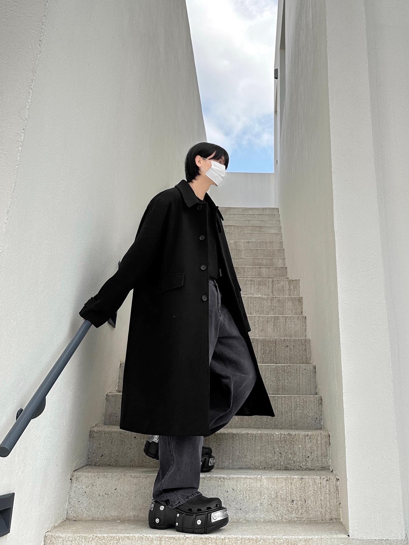 Balenciaga x Crocs Hardcrocs Slide Black 착용 스타일 - 2