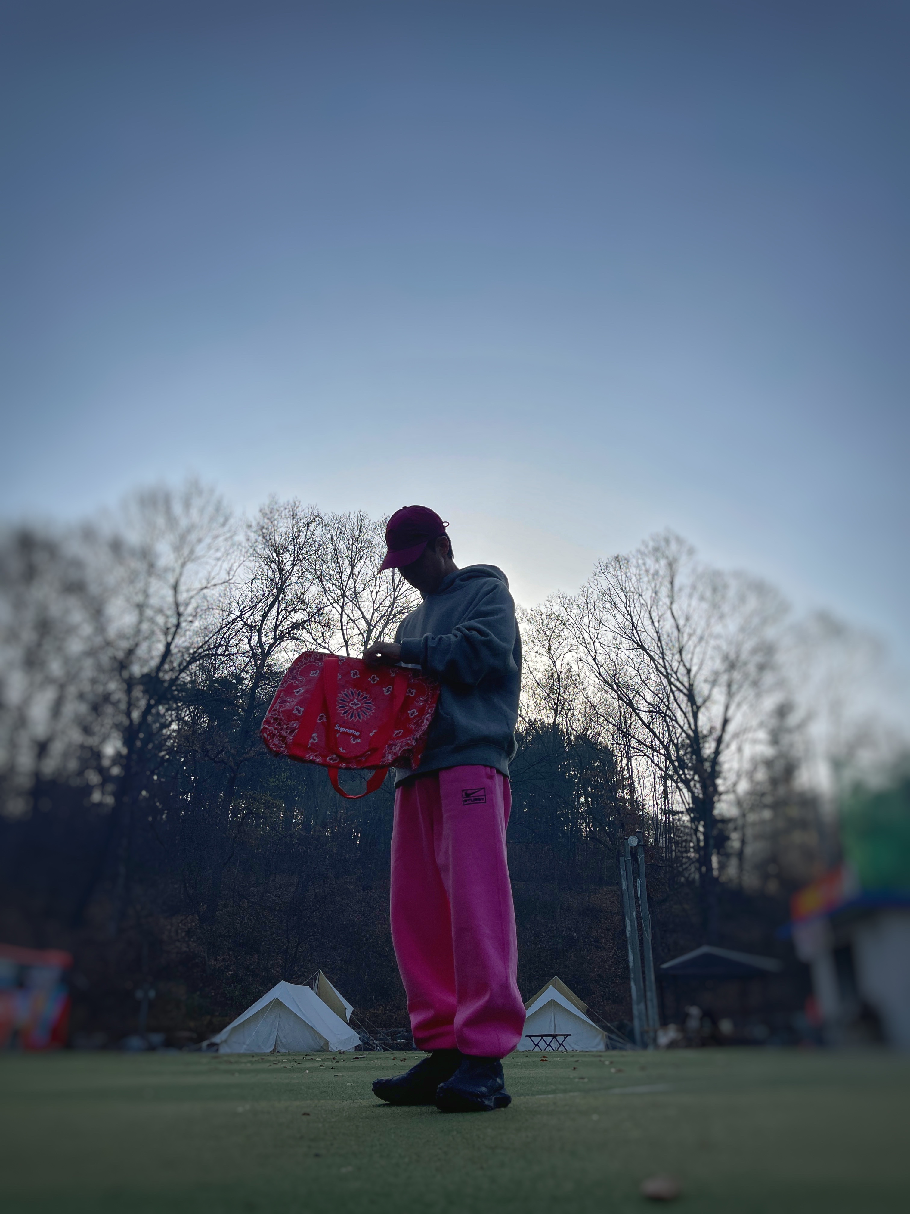 Supreme Bandana Tarp Small Duffle Bag Red - 21SS, Nike x Stussy NRG Washed Fleece Pants Lotus PInk (DO5296-670) 착용 스타일 - 4