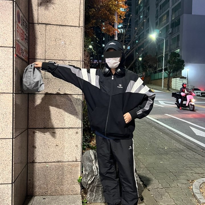 Balenciaga Sporty B Track Jacket Black, Balenciaga Sporty B Track Pants Black 착용 스타일 - 1