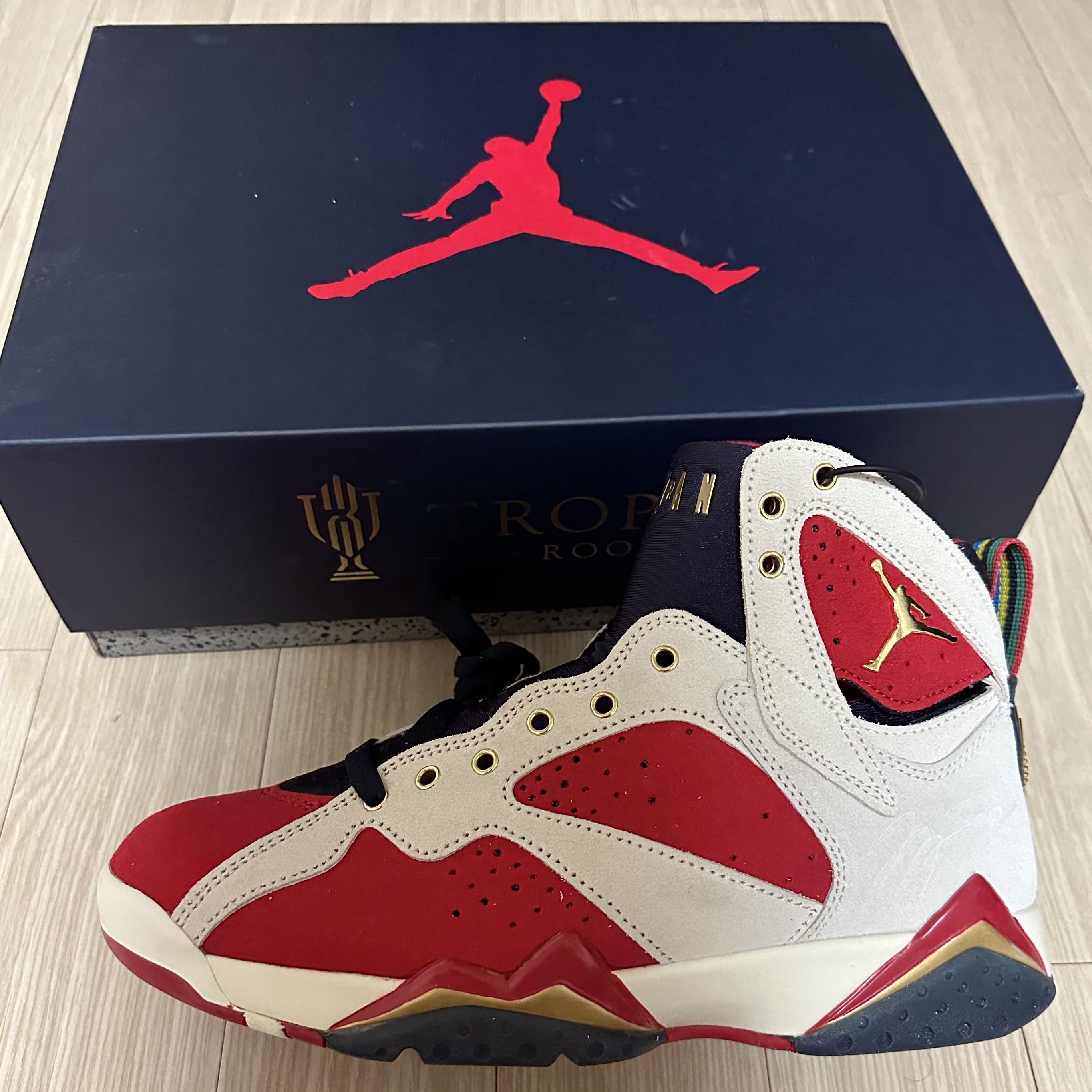 Jordan 7 x Trophy Room Retro SP True Red and Obsidian 착용 스타일