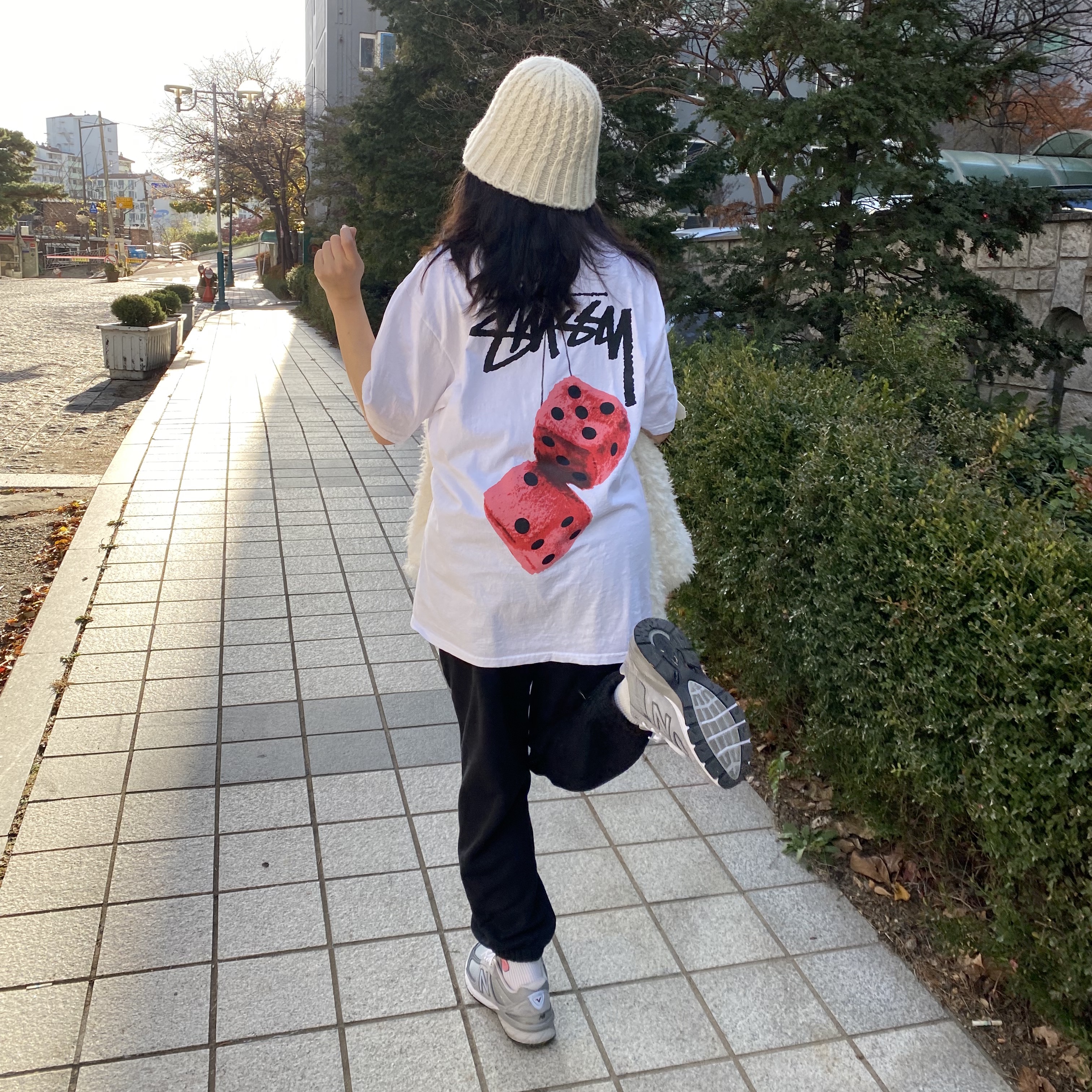 Stussy Fuzzy Dice T-Shirt White, (W) New Balance 990v5 Made in USA Grey - B Standard 착용 스타일 - 2