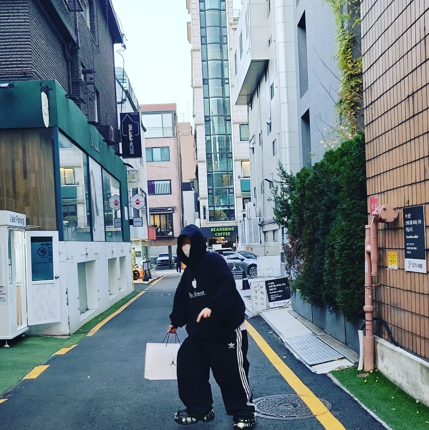 Balenciaga x Crocs Hardcrocs Slide Black, Balenciaga x Adidas Tracksuit Trousers Black 착용 스타일 - 4