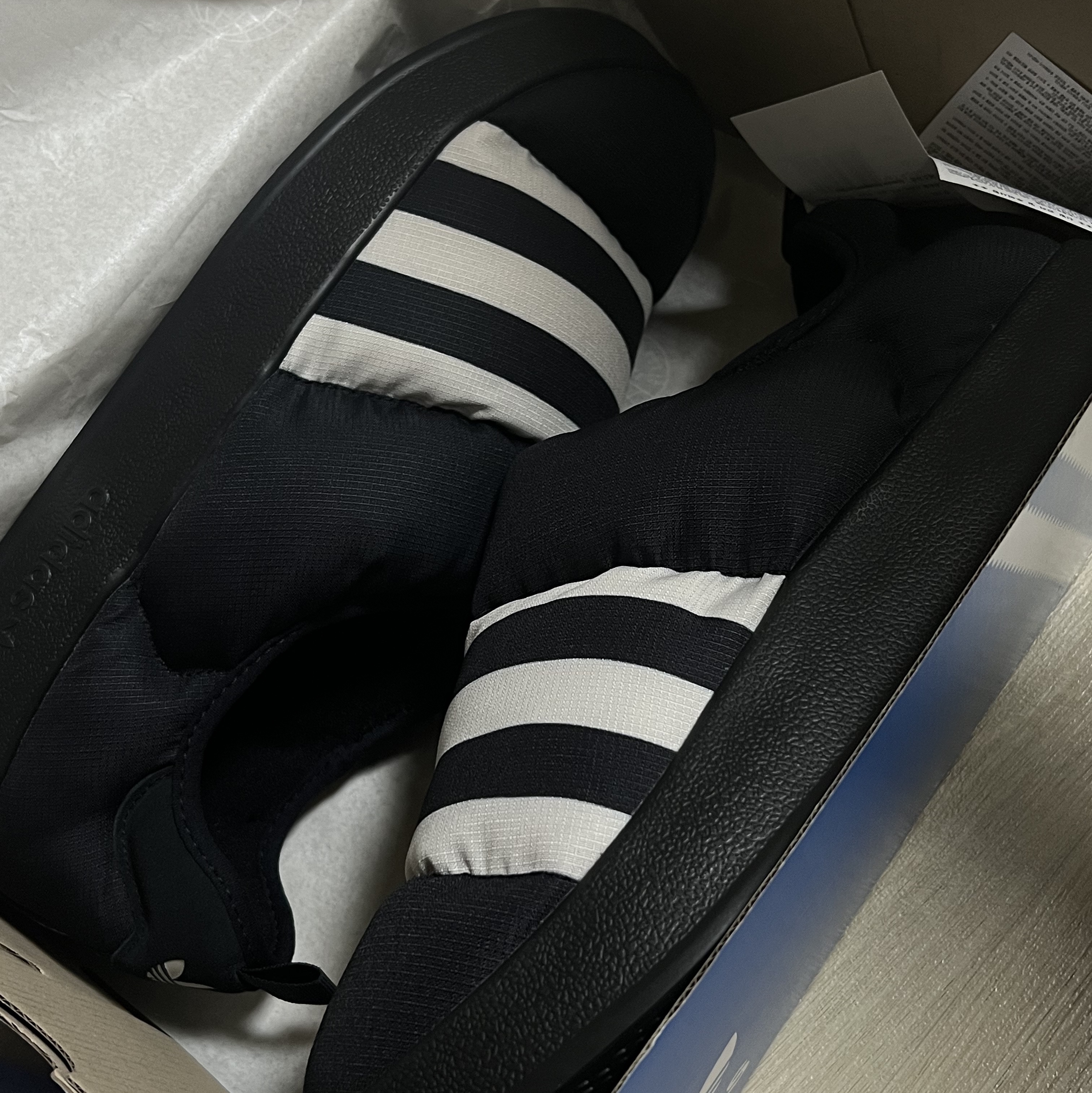 Adidas Puffylette Core Black 착용 스타일