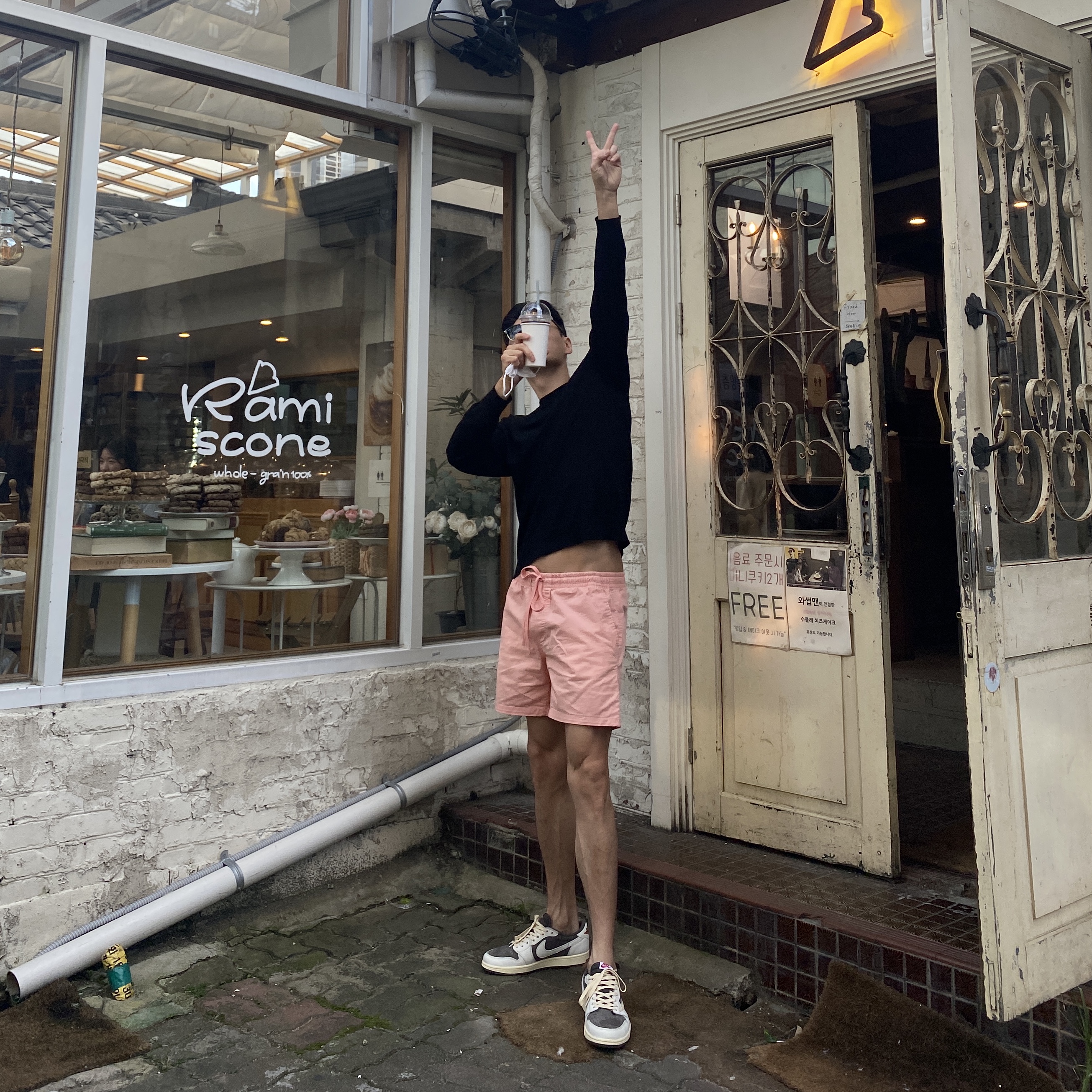 Jordan 1 x Travis Scott Retro Low OG SP Sail and Ridgerock 착용 스타일