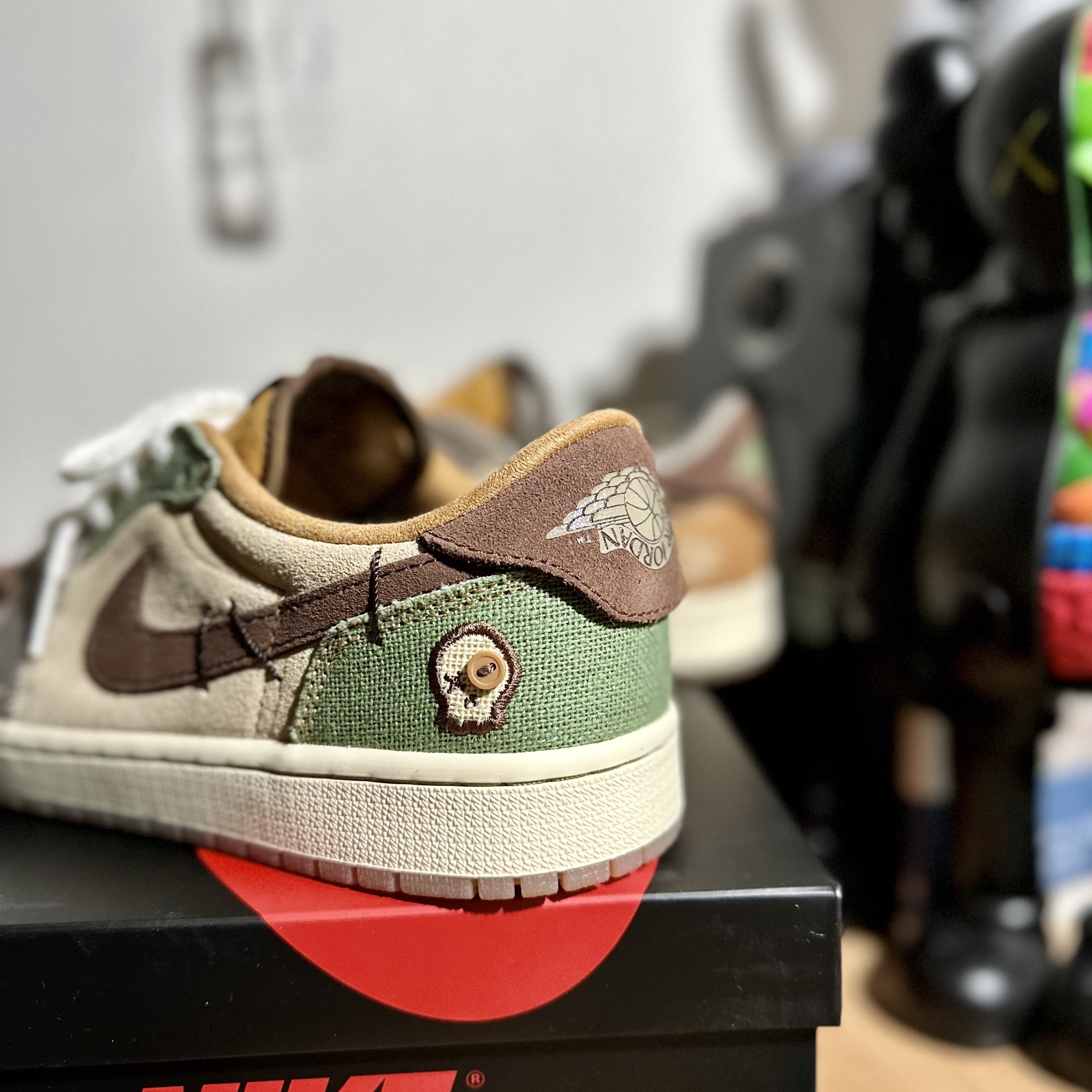 Jordan 1 x Zion Williamson Retro Low OG Flax and Oil Green 착용 스타일 - 2