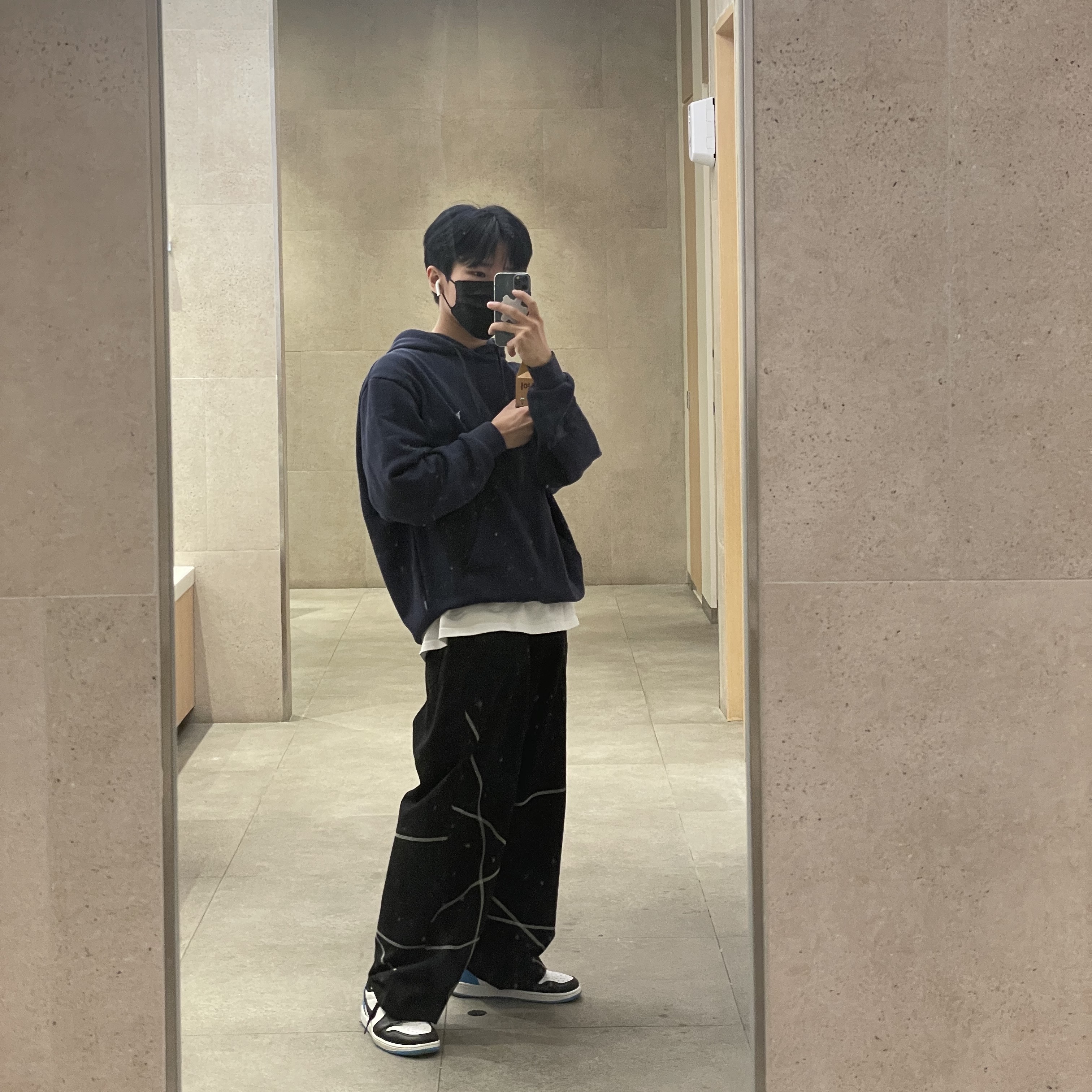 Nike Air Force 1 '07 Low Triple Black, Jordan 1 Retro Low OG Black and Dark Powder Blue 착용 스타일 - 2