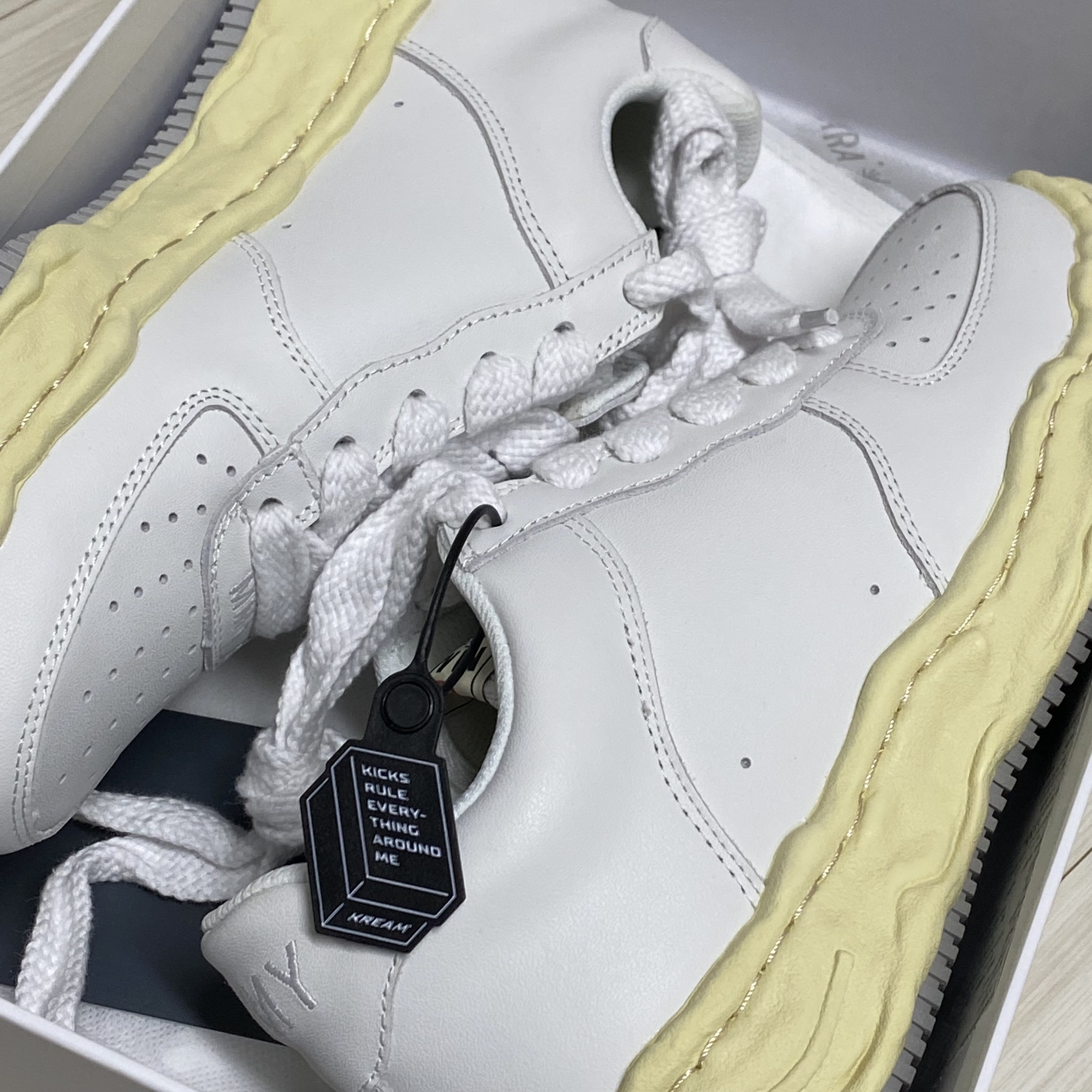 Maison Mihara Yasuhiro Wayne VL OG Sole Leather Low-top Sneakers White 착용 스타일