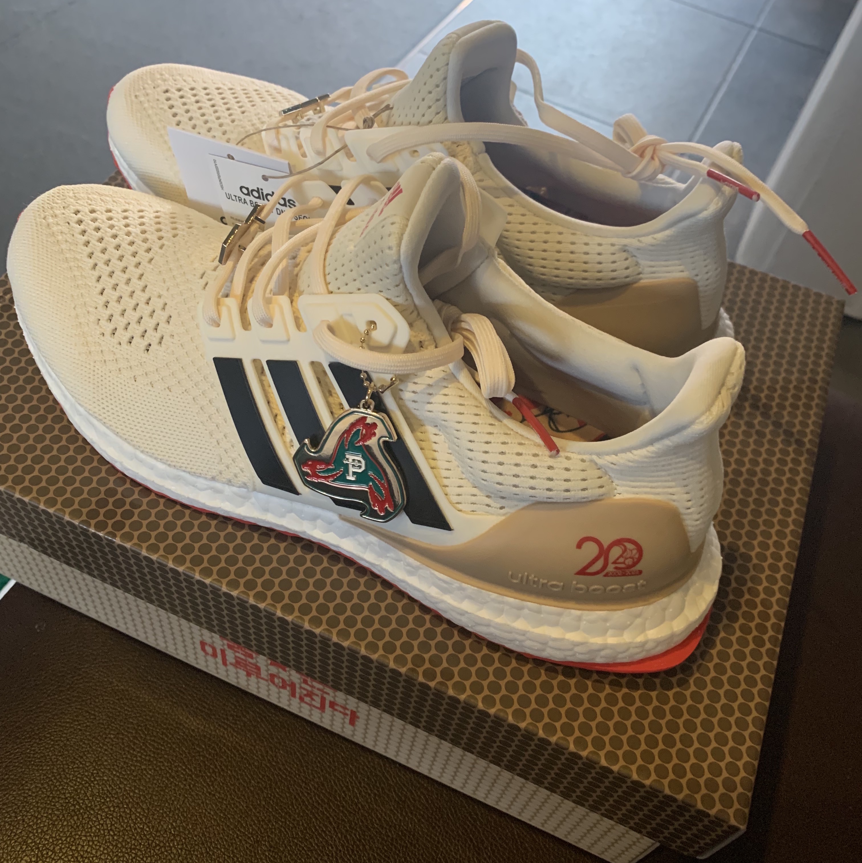 Adidas x Over The Pitch Ultraboost DNA Seoul Off White (Over The Pitch Package) 착용 스타일 - 3