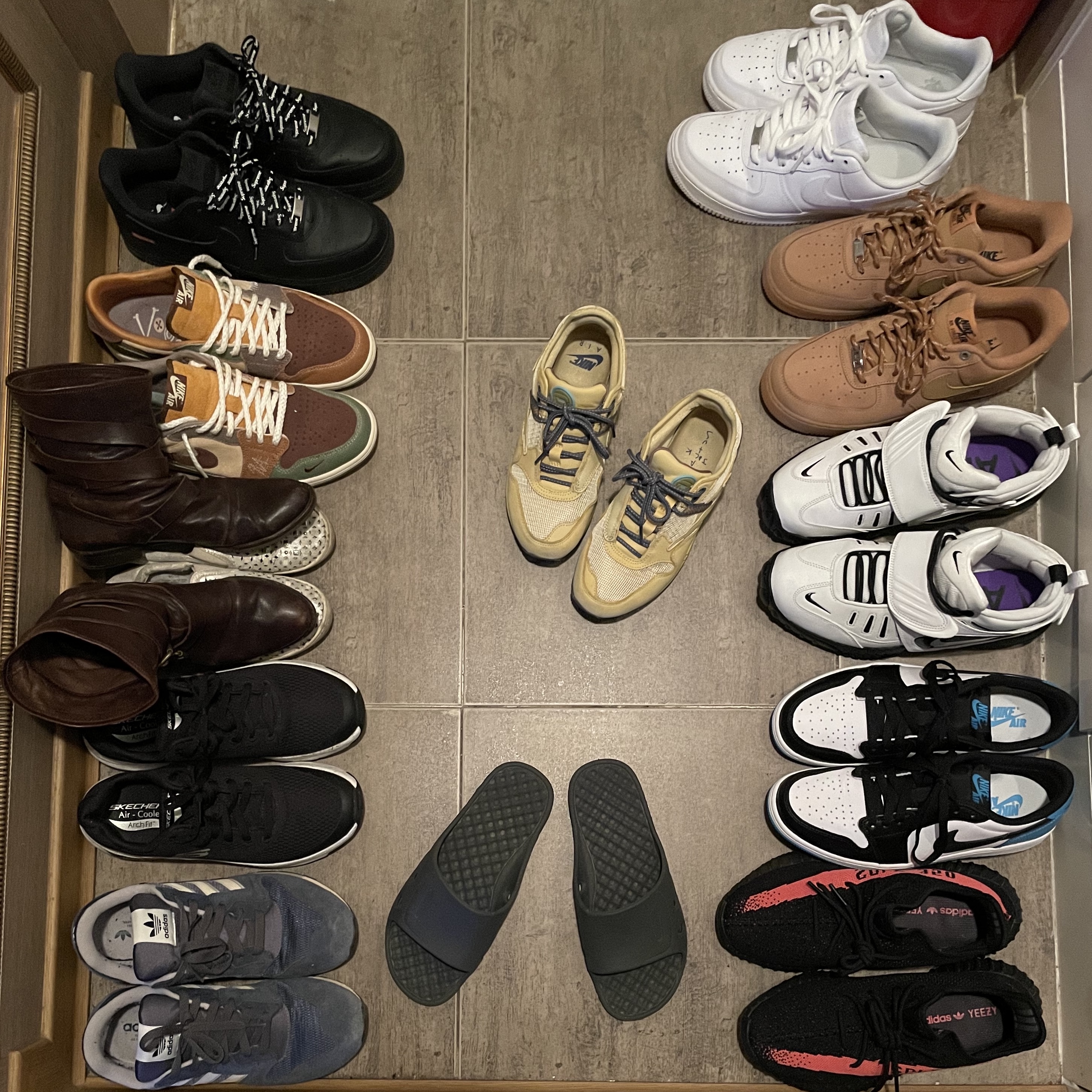 Adidas Yeezy Boost 350 V2 Core Black Red 2022/2023, Jordan 1 Retro Low OG Black and Dark Powder Blue 착용 스타일