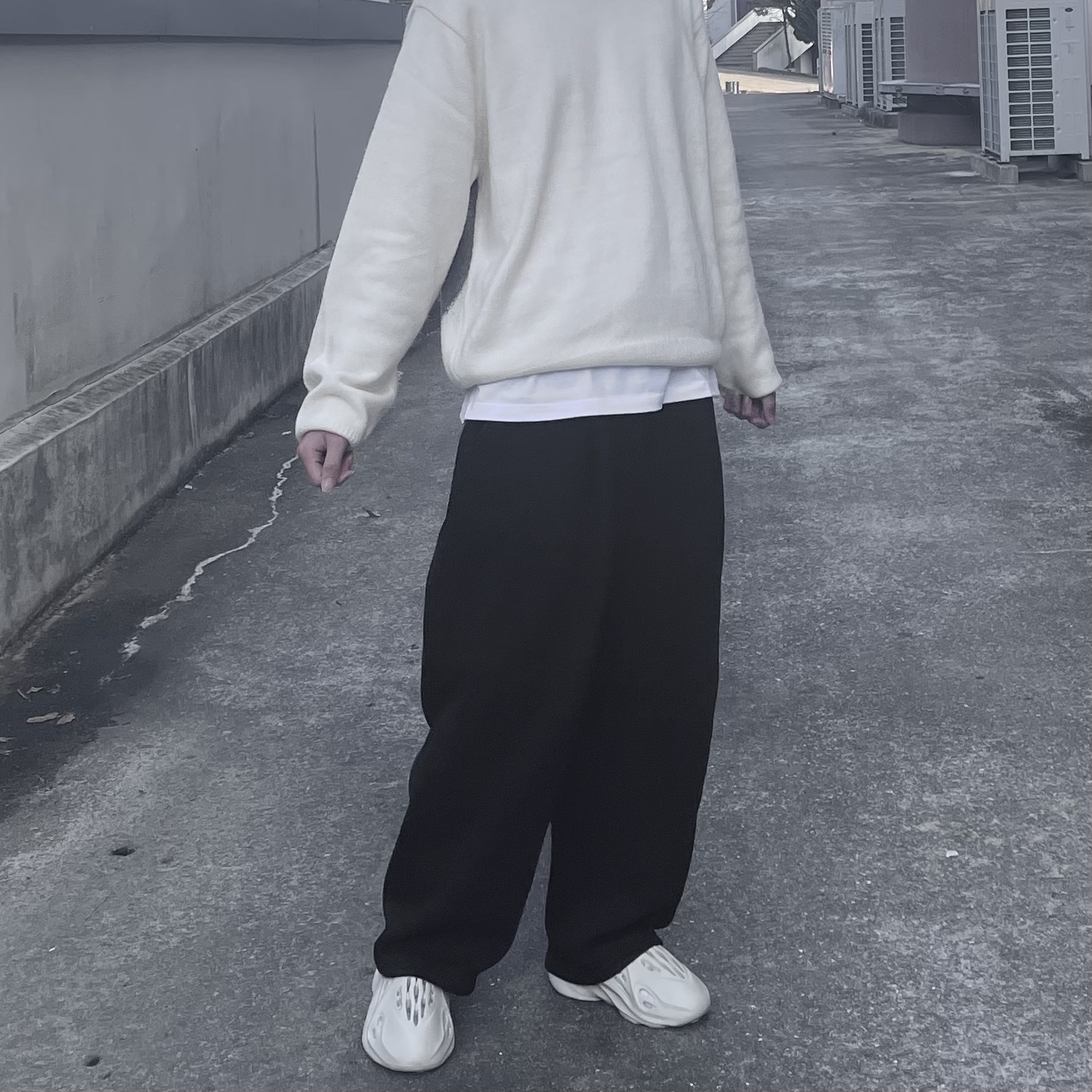 Stussy 8 Ball Spray Sweater Ivory, Adidas Yeezy Foam RNNR Sand 착용 스타일 - 2