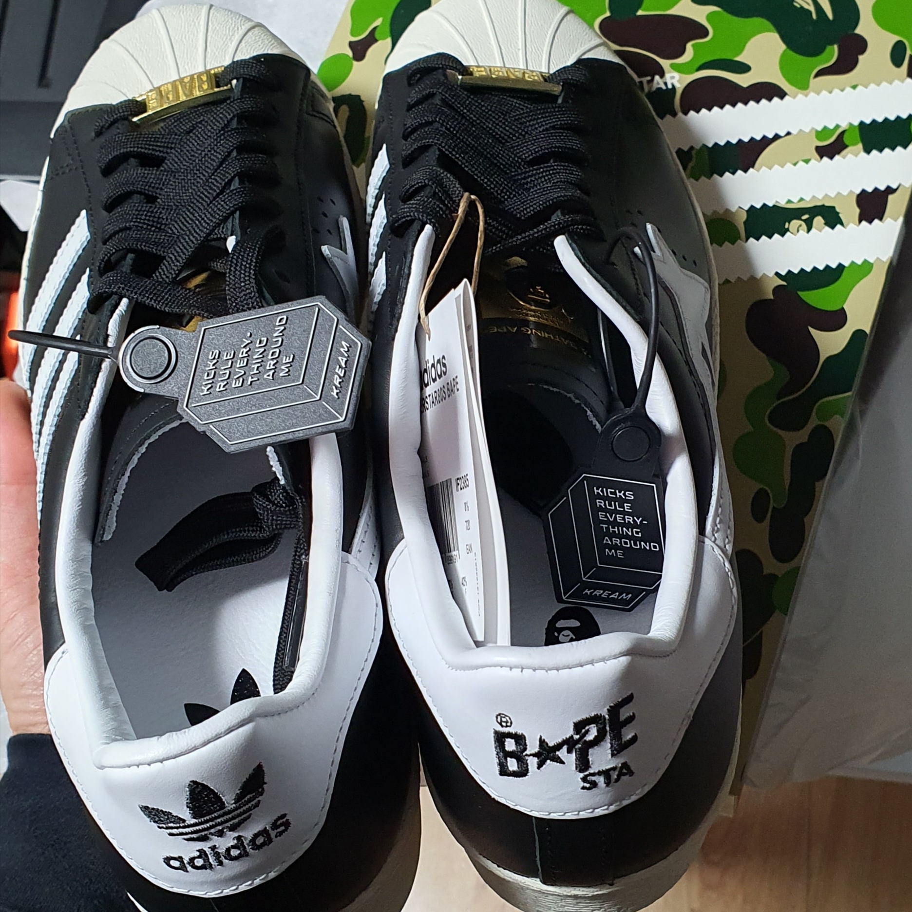 Adidas x BAPE Superstar 80s Core Black Off White 착용 스타일 - 1