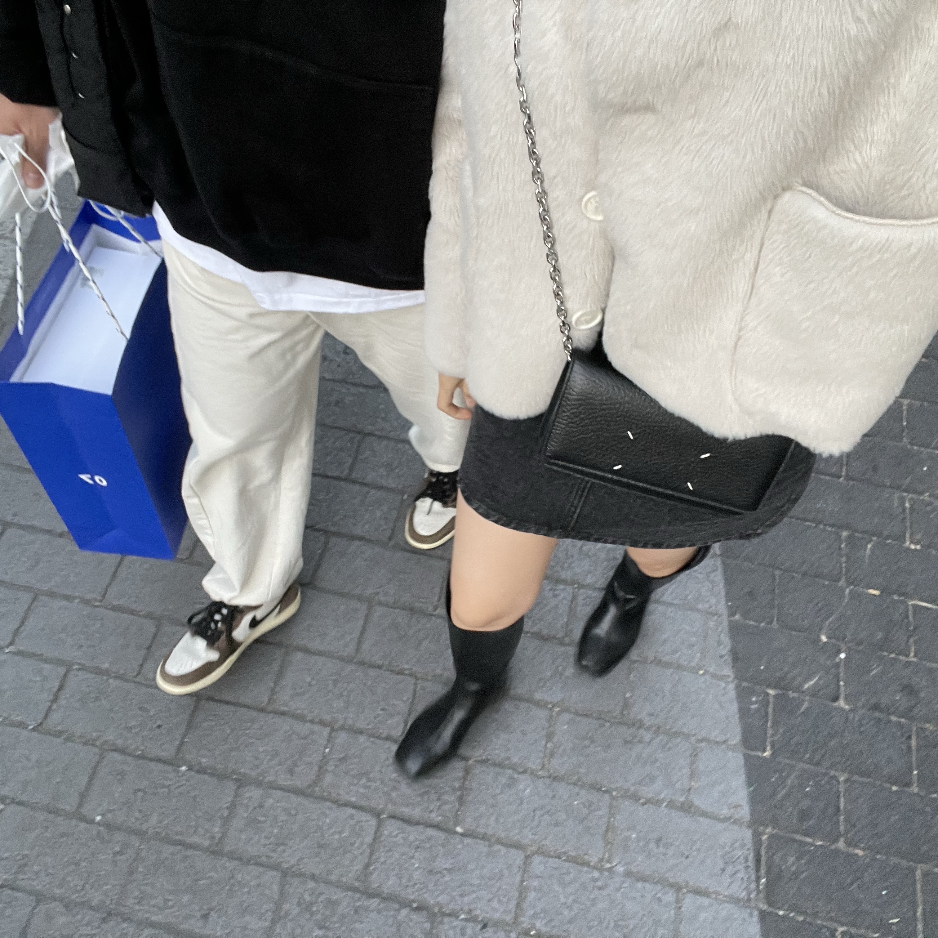 Jordan 1 x Travis Scott Retro High OG SP Mocha, Maison Margiela Large Bovine Leather Stitch Chain Wallet Black 착용 스타일 - 2
