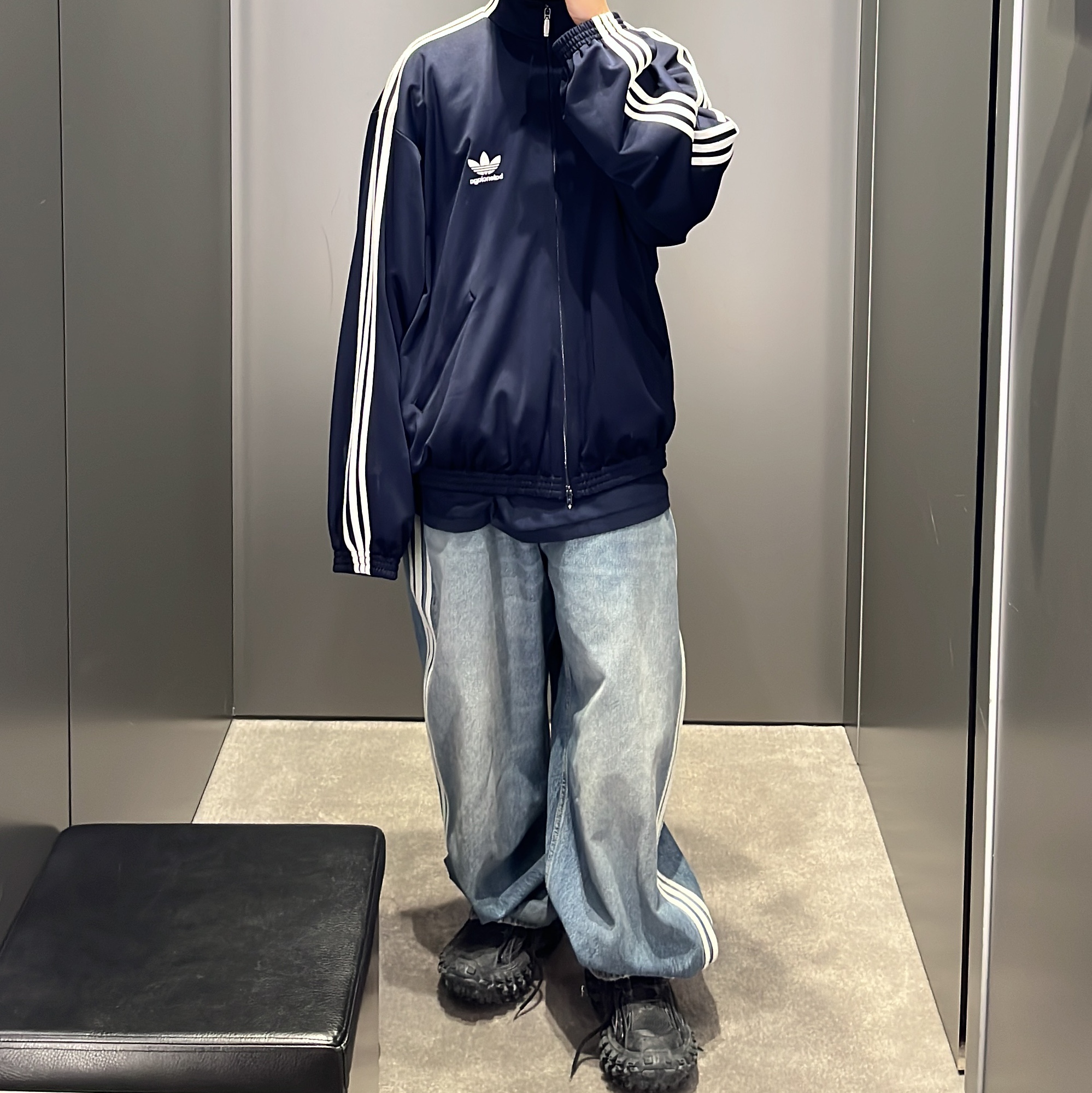 Balenciaga x Adidas Large Baggy Trousers Blue 착용 스타일