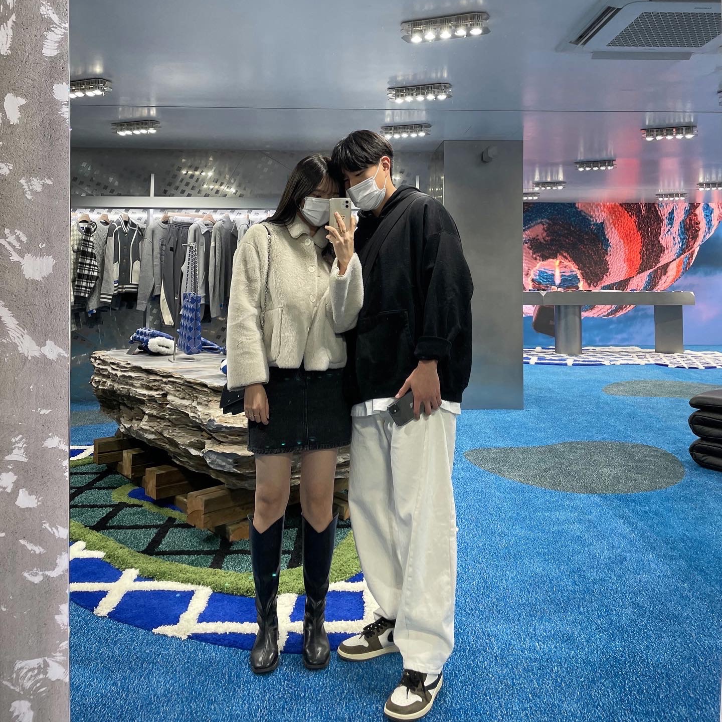 Jordan 1 x Travis Scott Retro High OG SP Mocha, Maison Margiela Large Bovine Leather Stitch Chain Wallet Black 착용 스타일 - 1