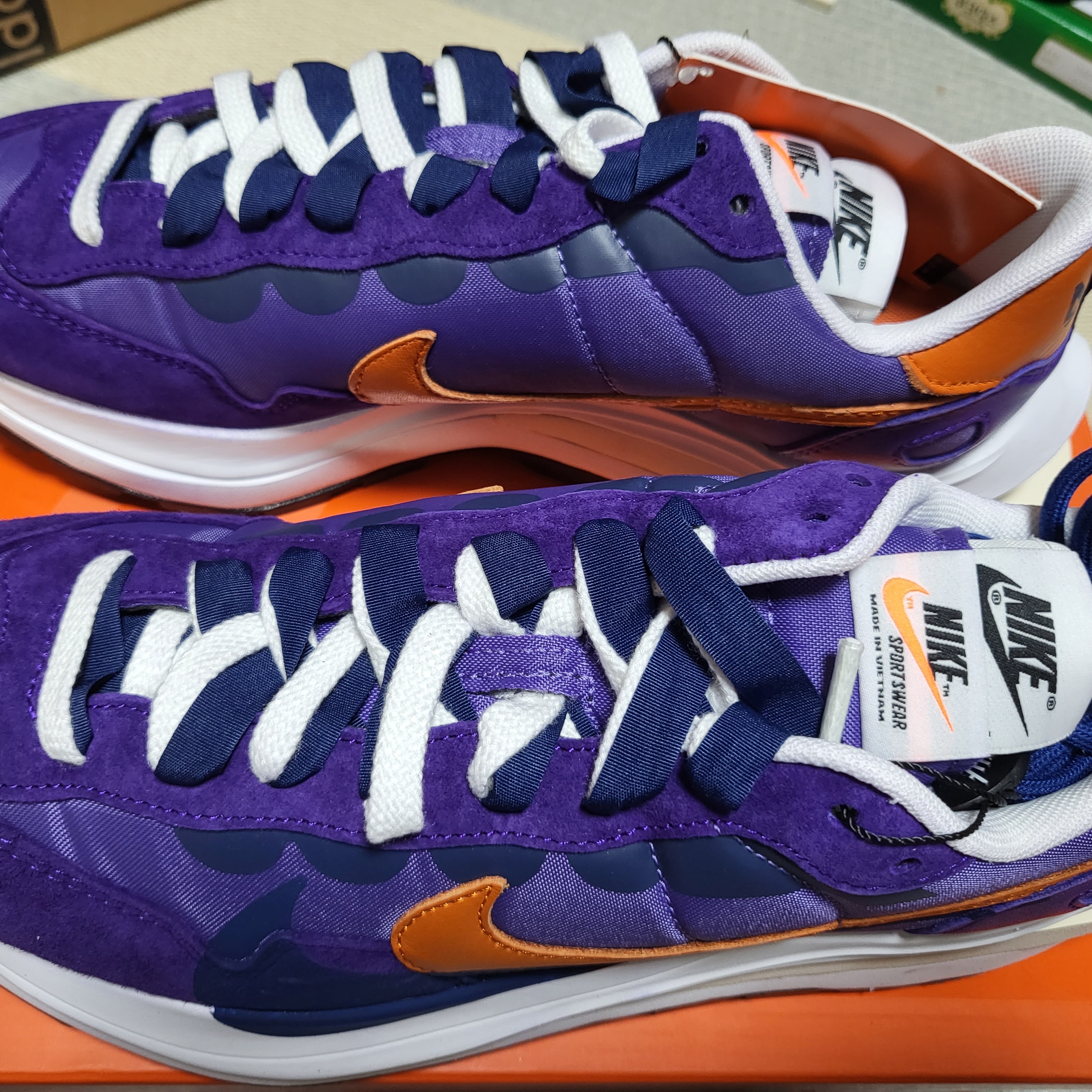 Nike x Sacai VaporWaffle Dark Iris 착용 스타일 - 3