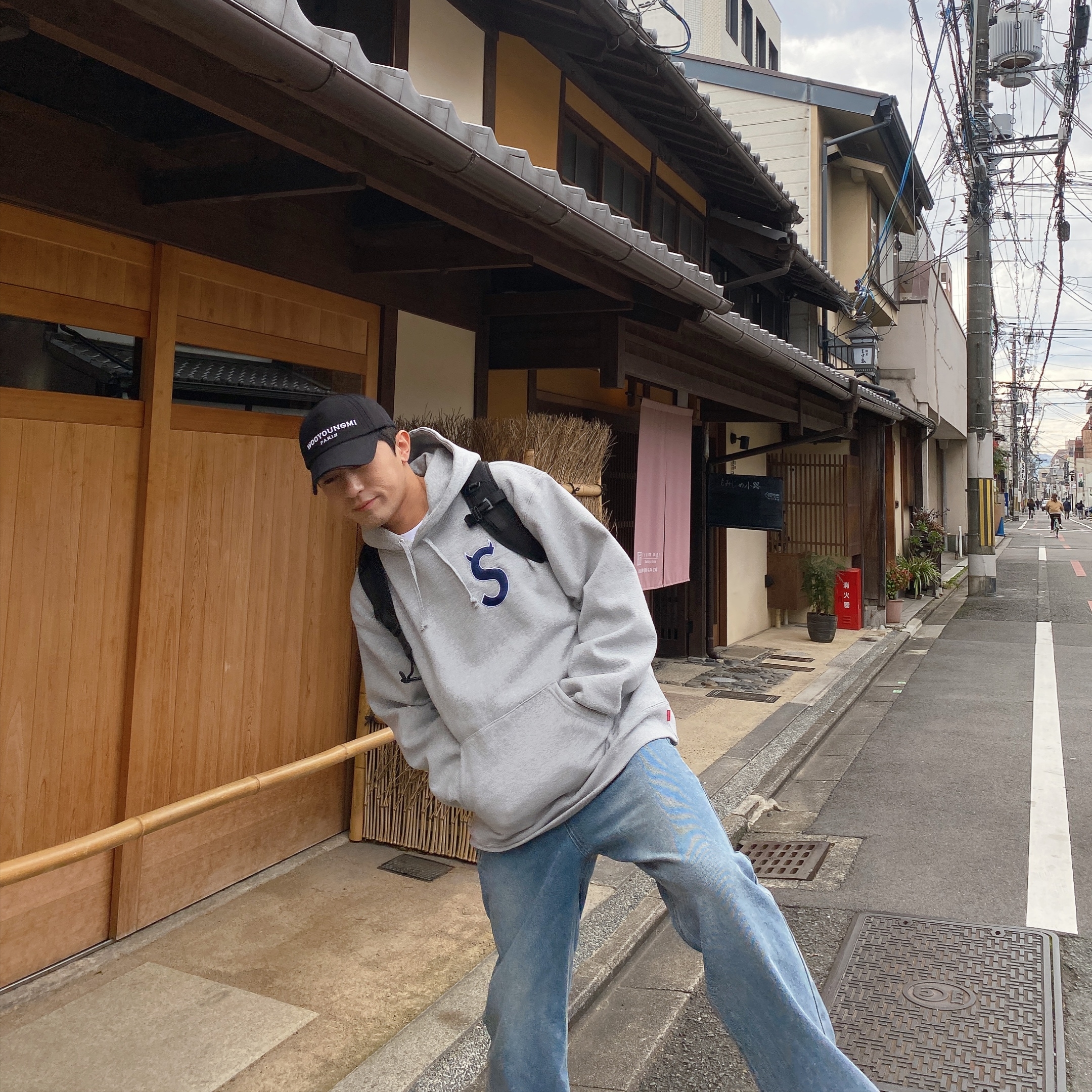 Wooyoungmi White Embroidered Logo Ball Cap Black, Supreme S Logo Hooded Sweatshirt Heather Grey - 22FW 착용 스타일