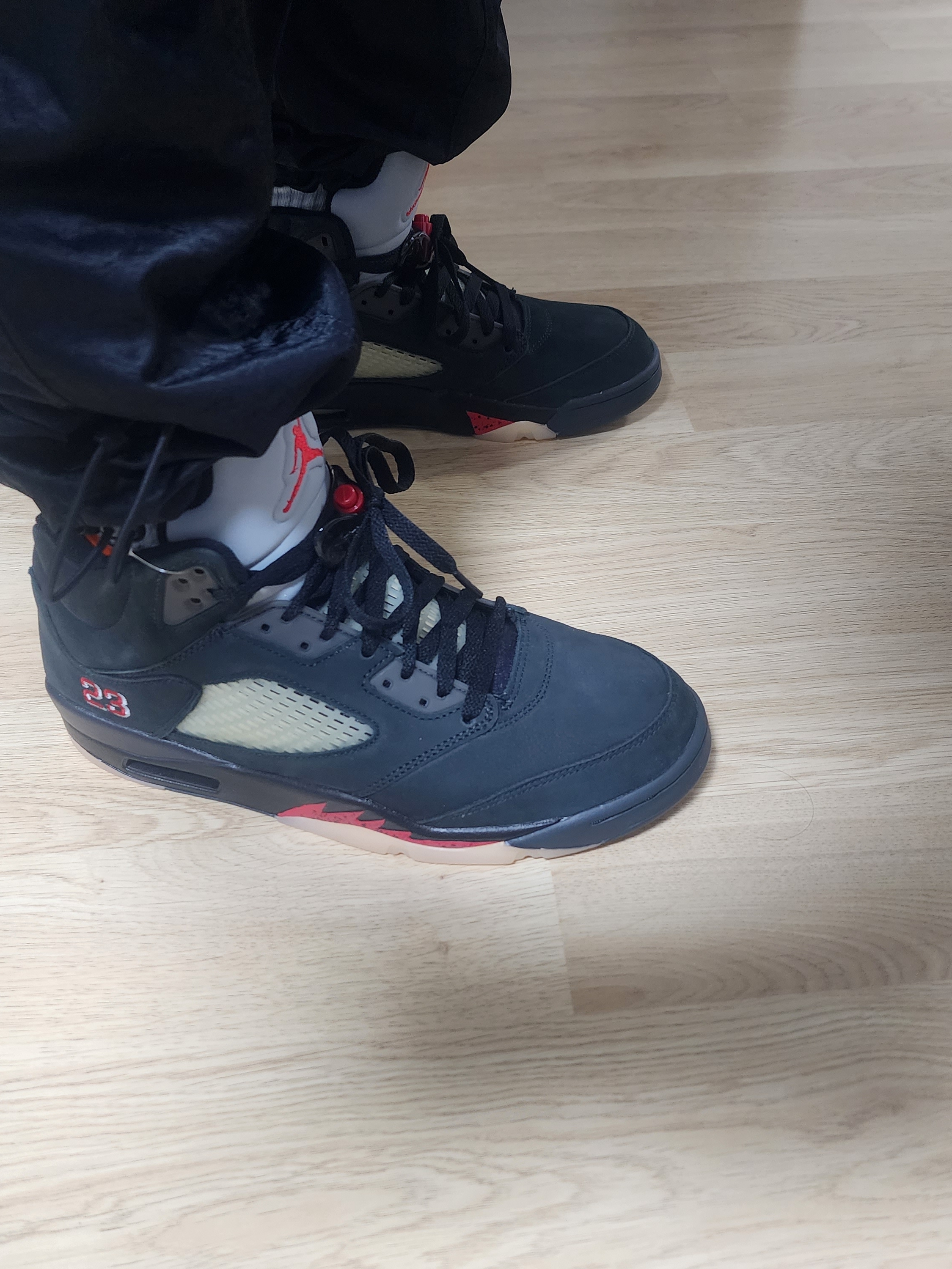 (W) Jordan 5 Retro Gore-Tex Off Noir Fire Red 착용 스타일 - 2