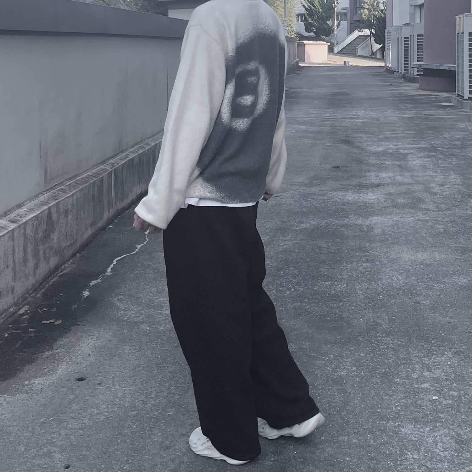 Stussy 8 Ball Spray Sweater Ivory, Adidas Yeezy Foam RNNR Sand 착용 스타일 - 3