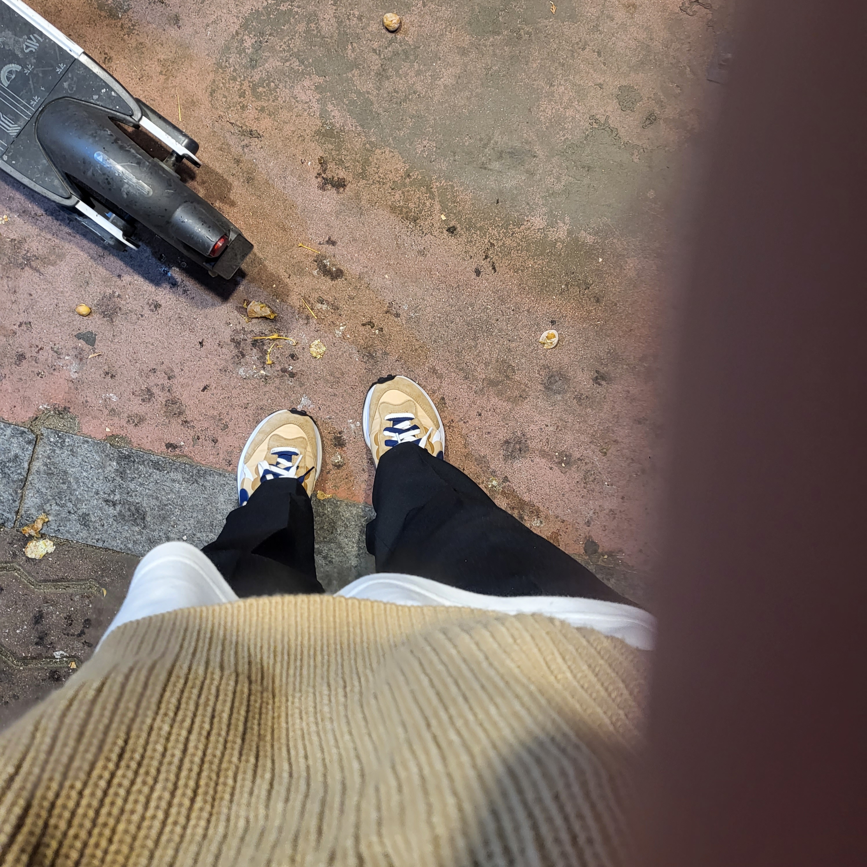 Nike x Sacai VaporWaffle Sesame and Blue Void 착용 스타일